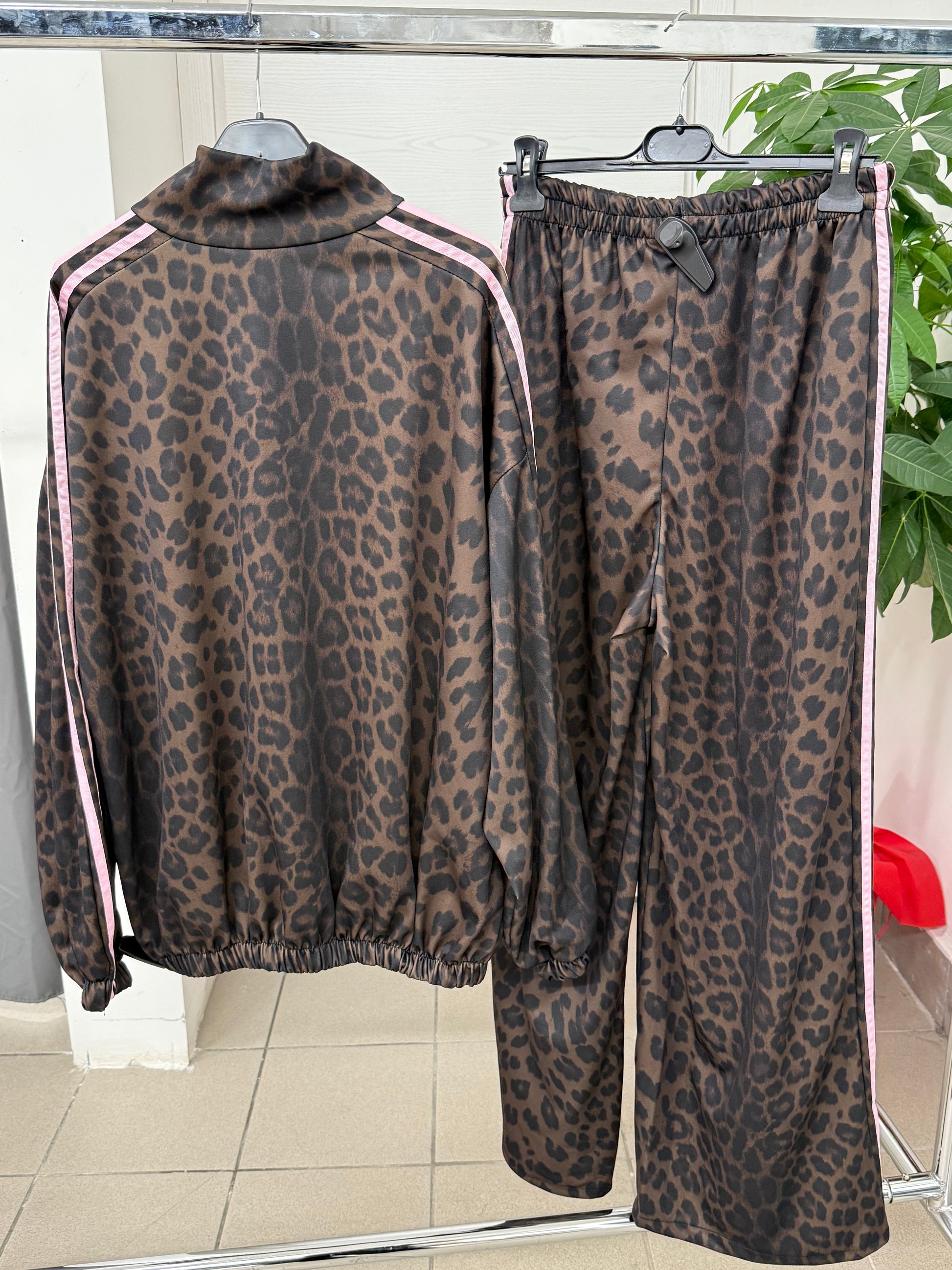 Set coordinato leopardato Felpa over fit e Pantaloni a palazzo con strisce laterali FGD MODA