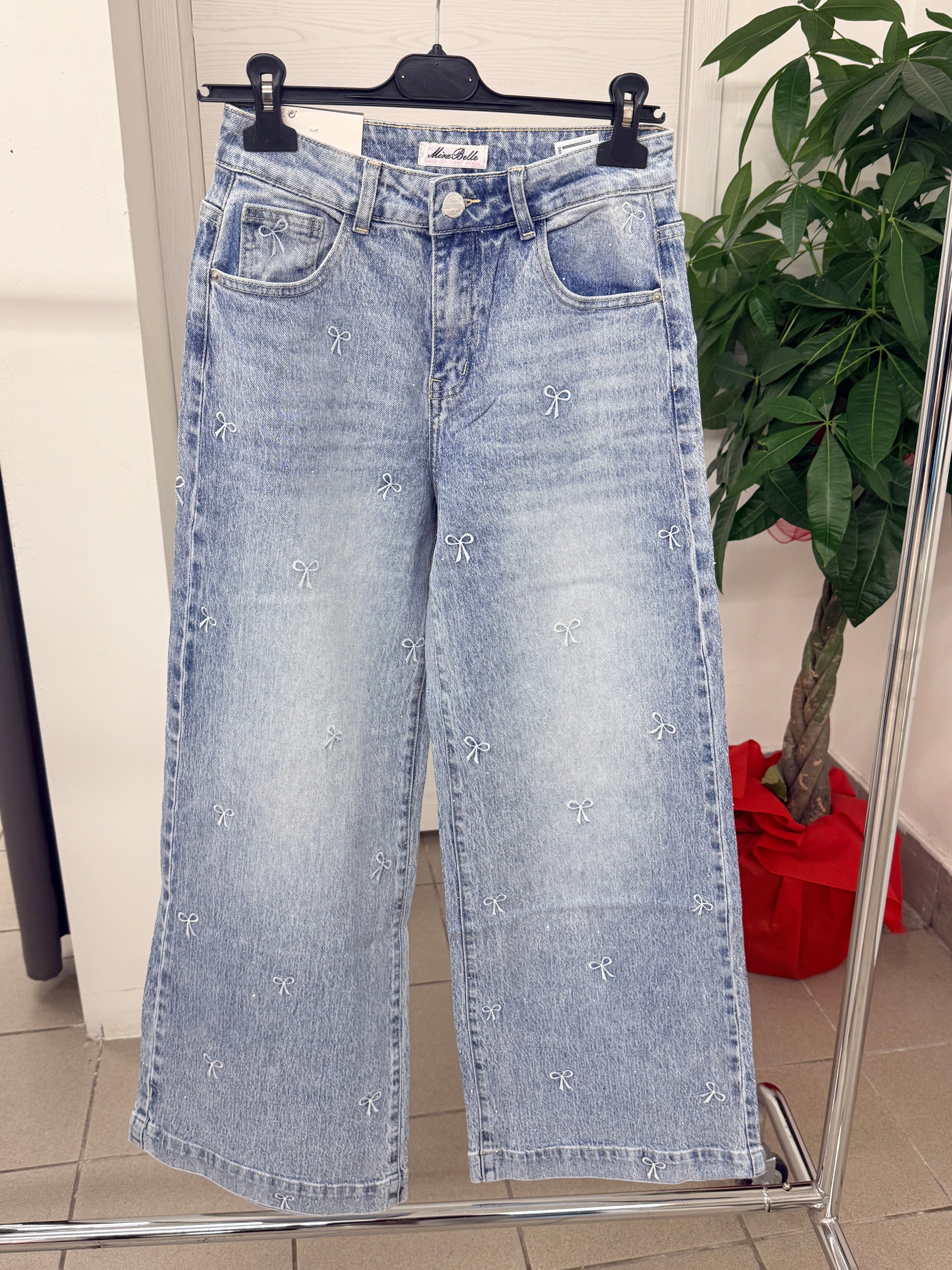 Jeans wide leg con fiocchi ricamati e brillantini FGD MODA