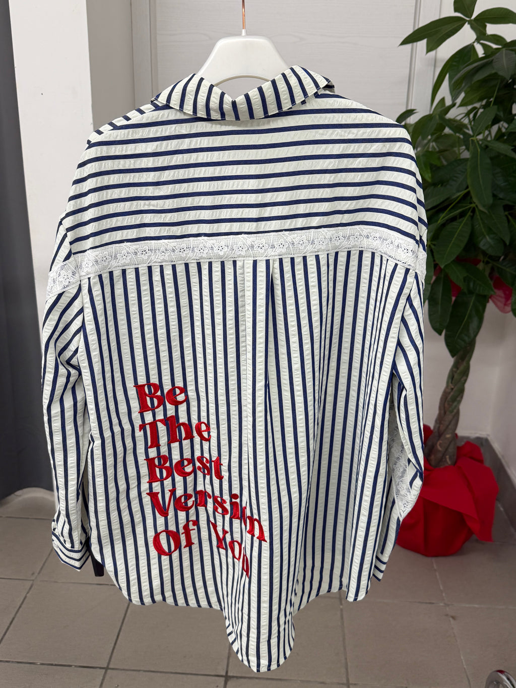 Camicia a righe in cotone con striscia in pizzo e scritta sul retro