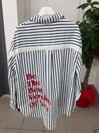 Camicia a righe in cotone con striscia in pizzo e scritta sul retro