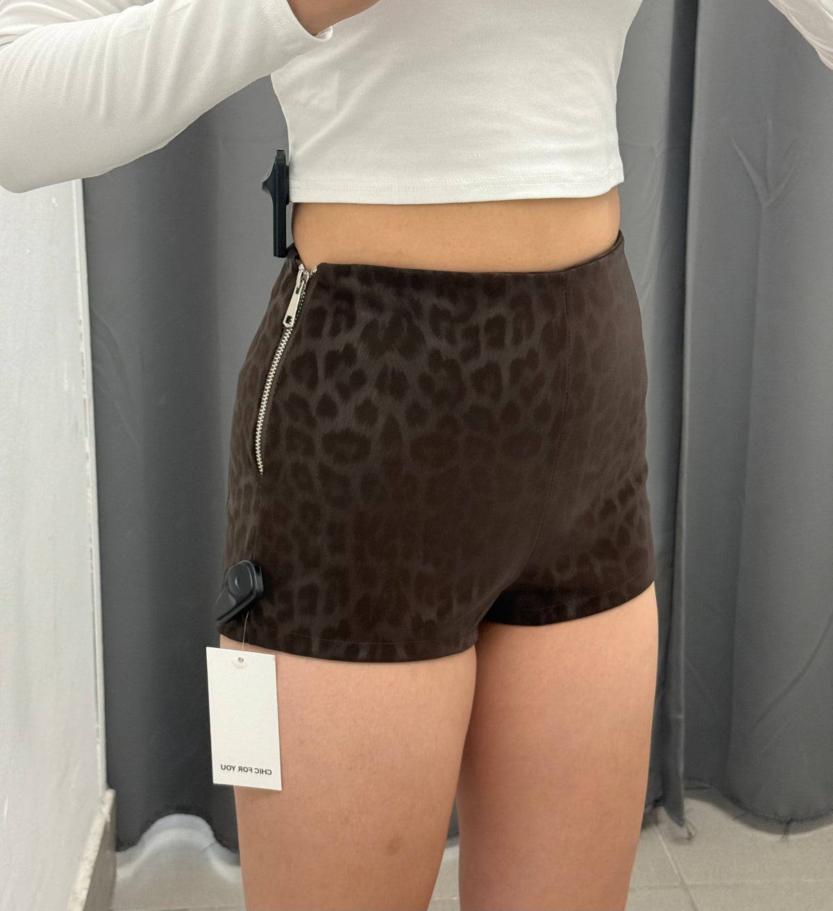 Pantaloncini Satinati Leopardati Con Zip Laterale FGD MODA