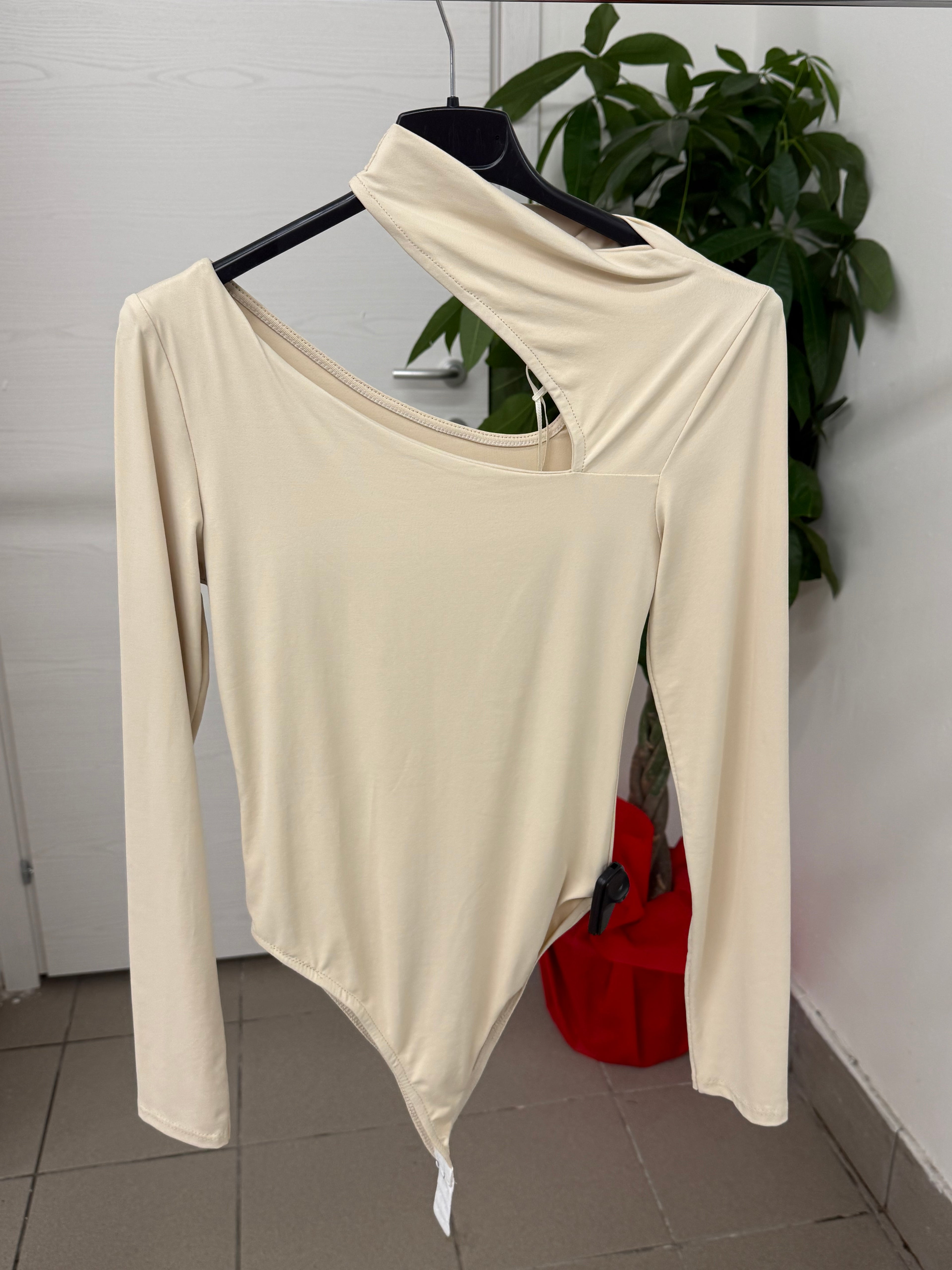 Body in lycra con scollo tagliato