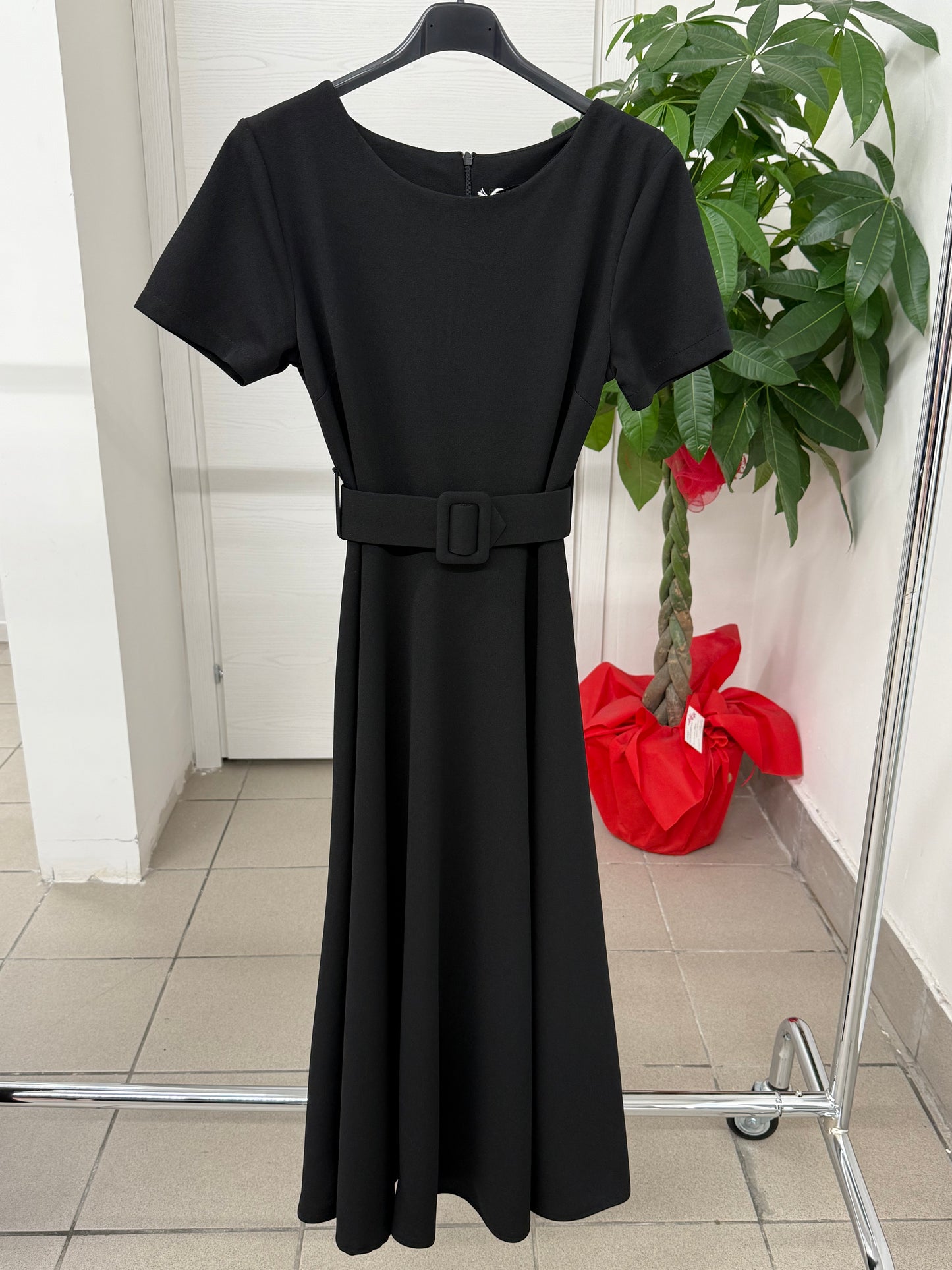 Abito lungo a maniche corte con cinta