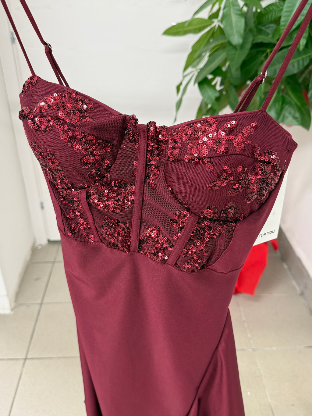 Abito corto a bretelline con volant laterale e paillettes sul corpetto FGD MODA