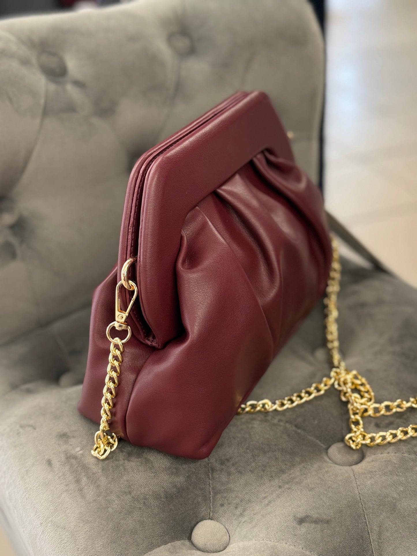 Borsa clutch con tracolla a catena