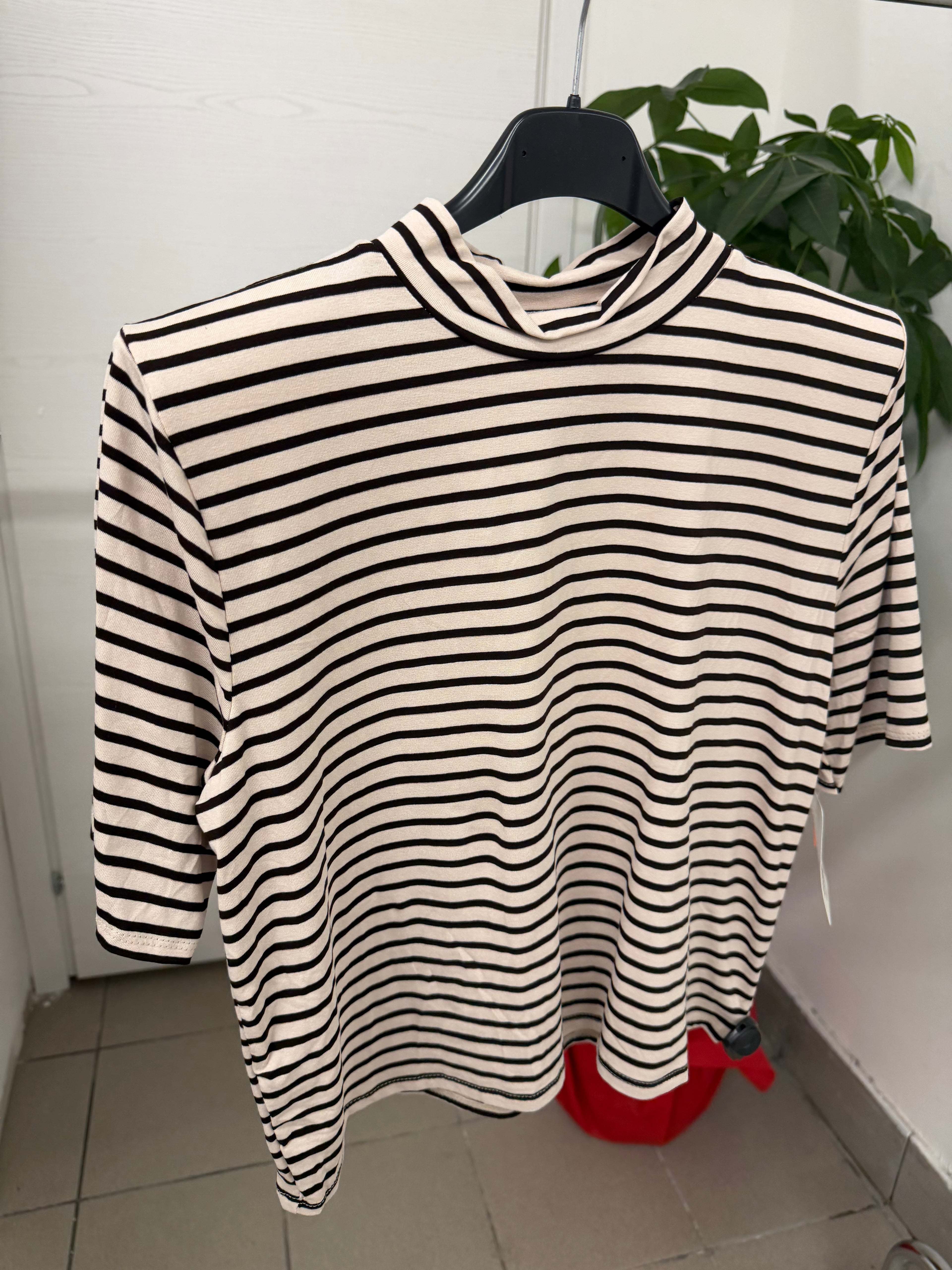 T-shirt a righe con spalline imbottite FGD MODA