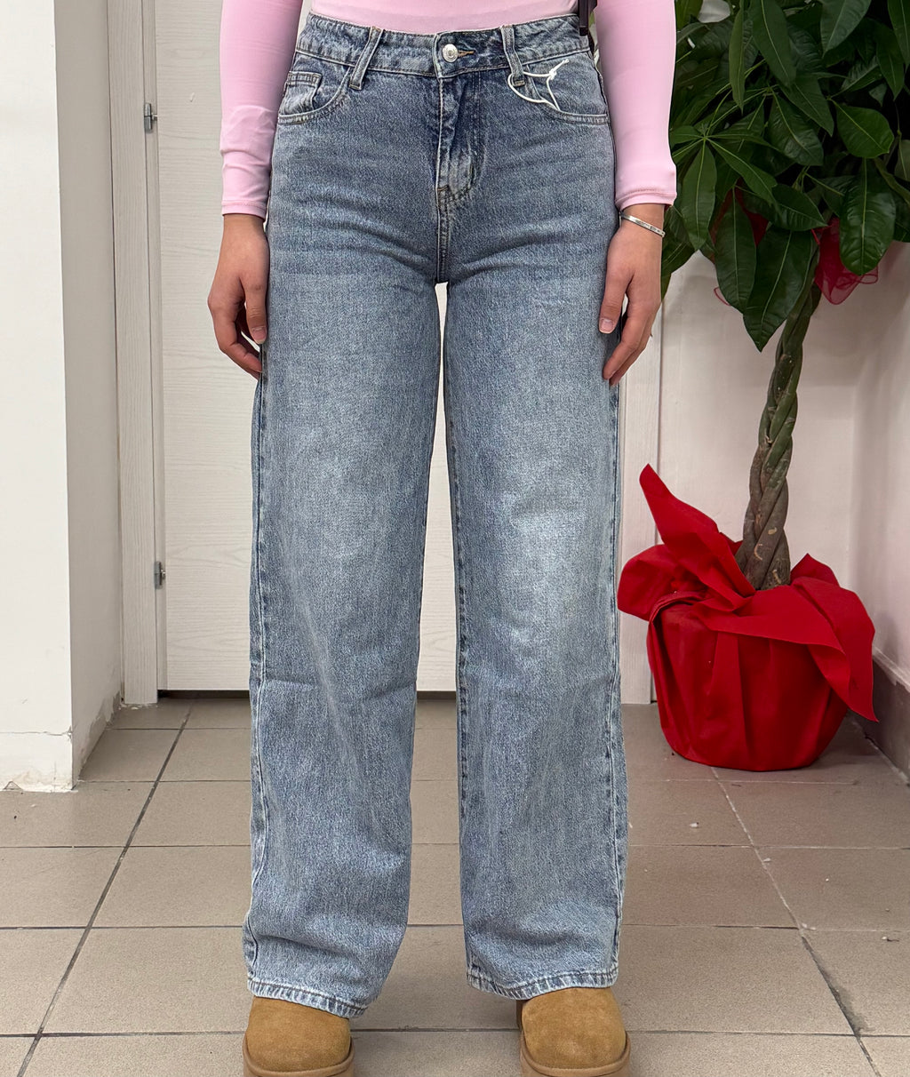 Jeans a palazzo con taschino e strappo brillantinato