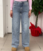 Jeans a palazzo con taschino e strappo brillantinato