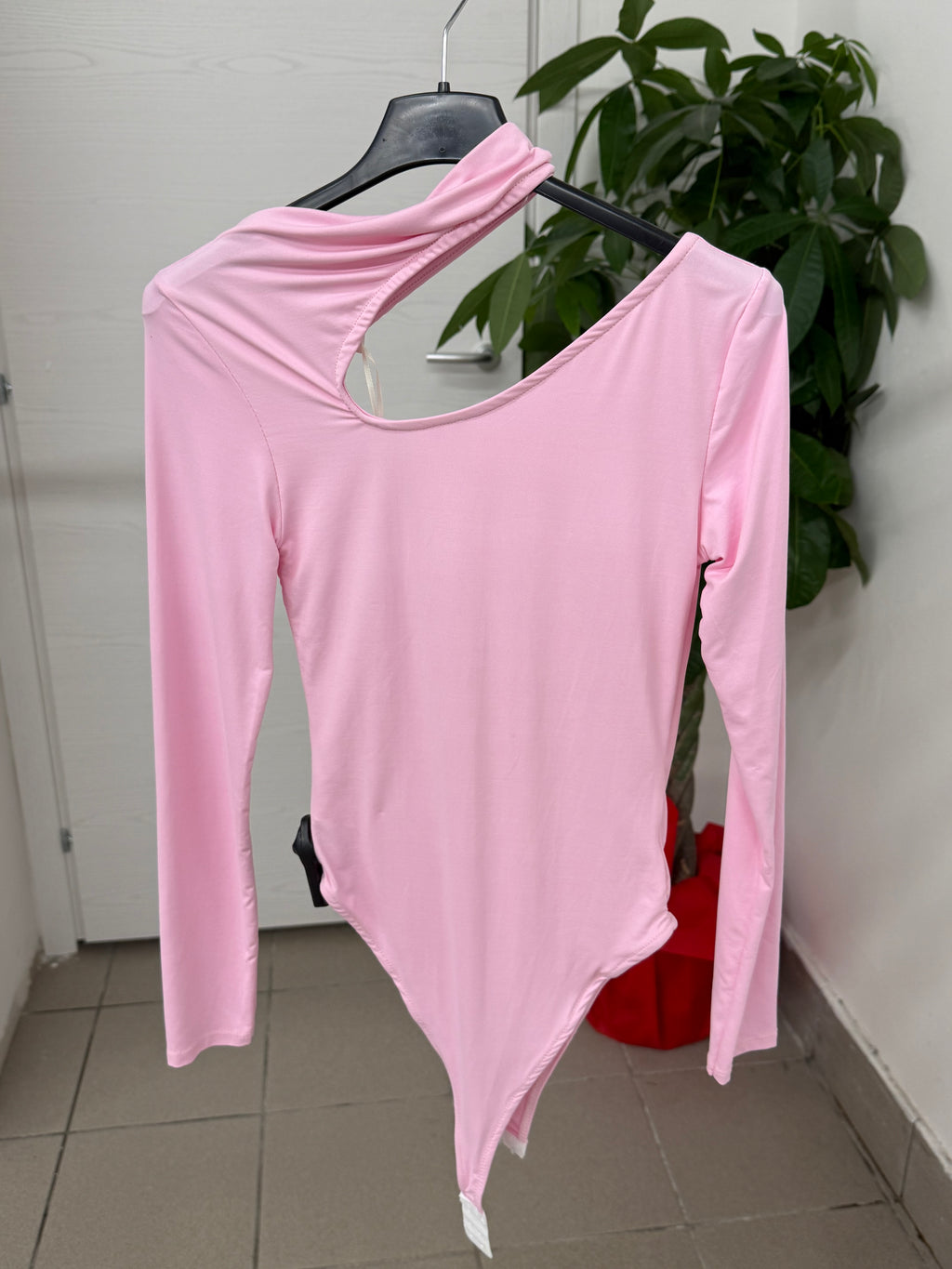 Body in lycra con scollo tagliato