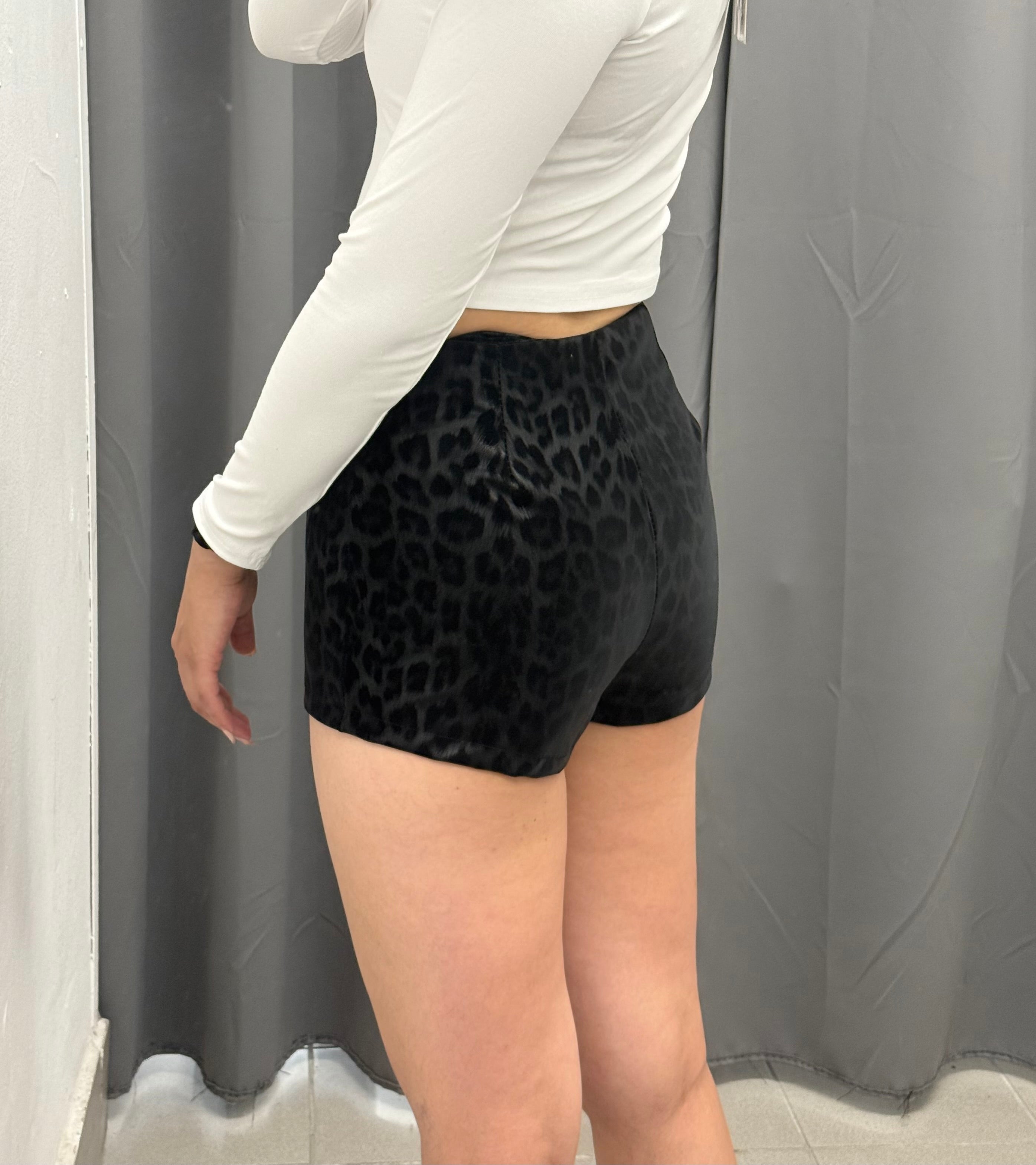 Pantaloncini Satinati Leopardati Con Zip Laterale FGD MODA