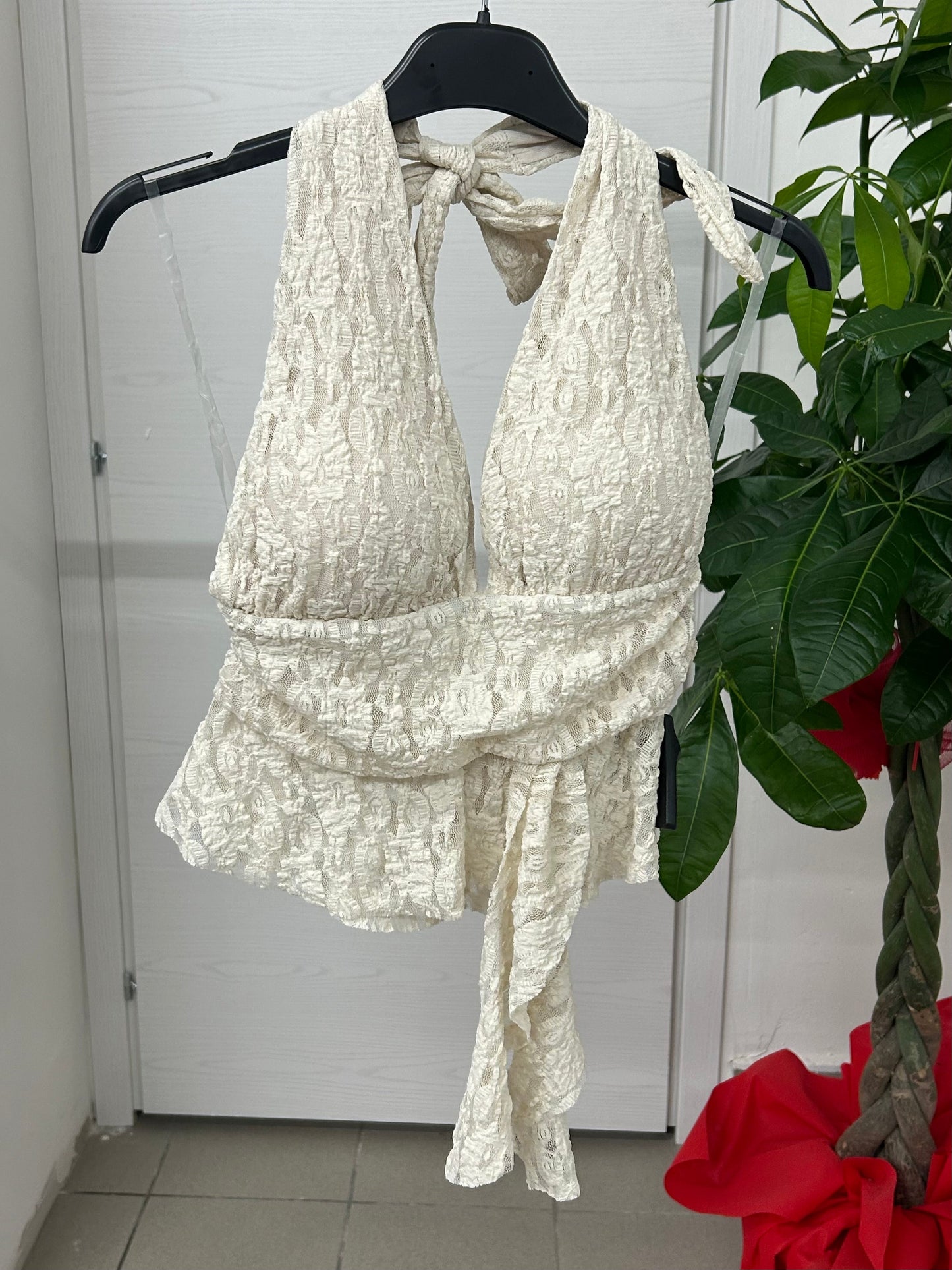 Top in pizzo con scollatura sul retro