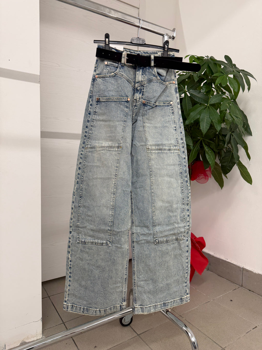 Jeans balloon con tasche e cinta