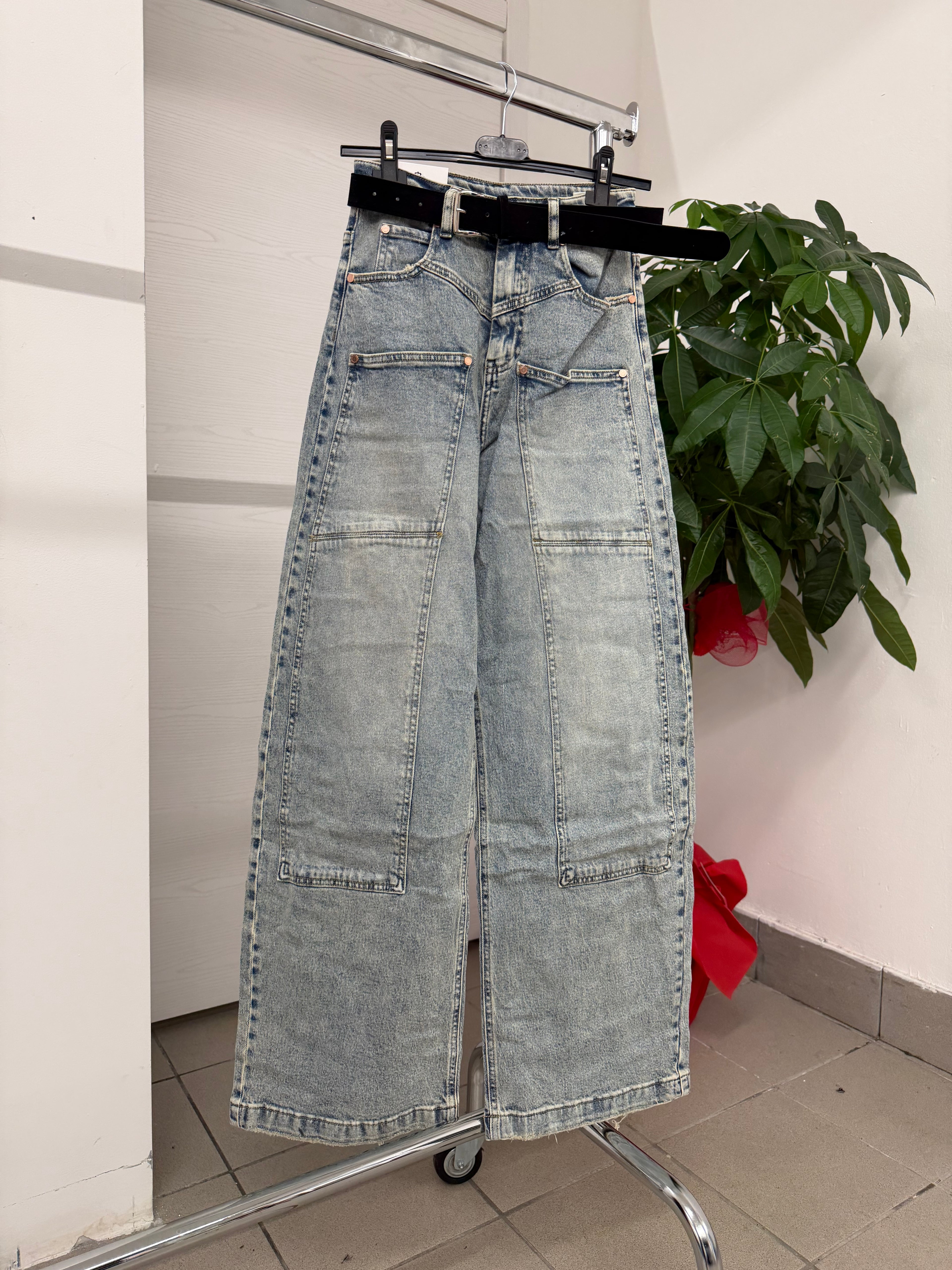Jeans balloon con tasche e cinta