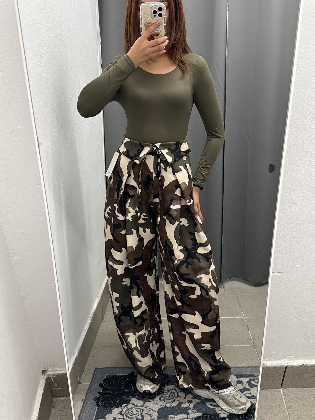 Pantaloni Barrel Militari Con Pieghe In Vita E Pence FGD MODA