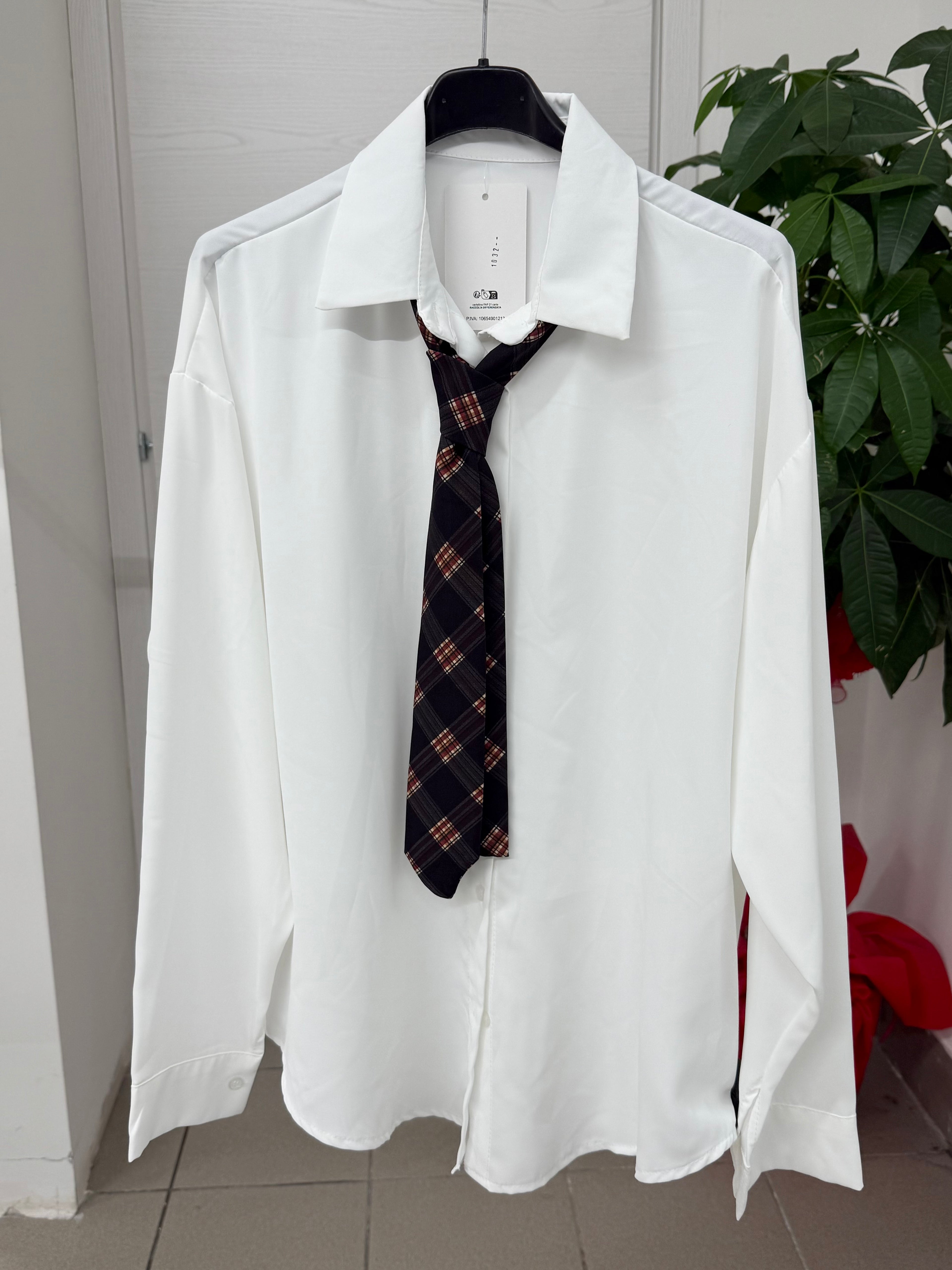 Camicia con cravatta scozzese