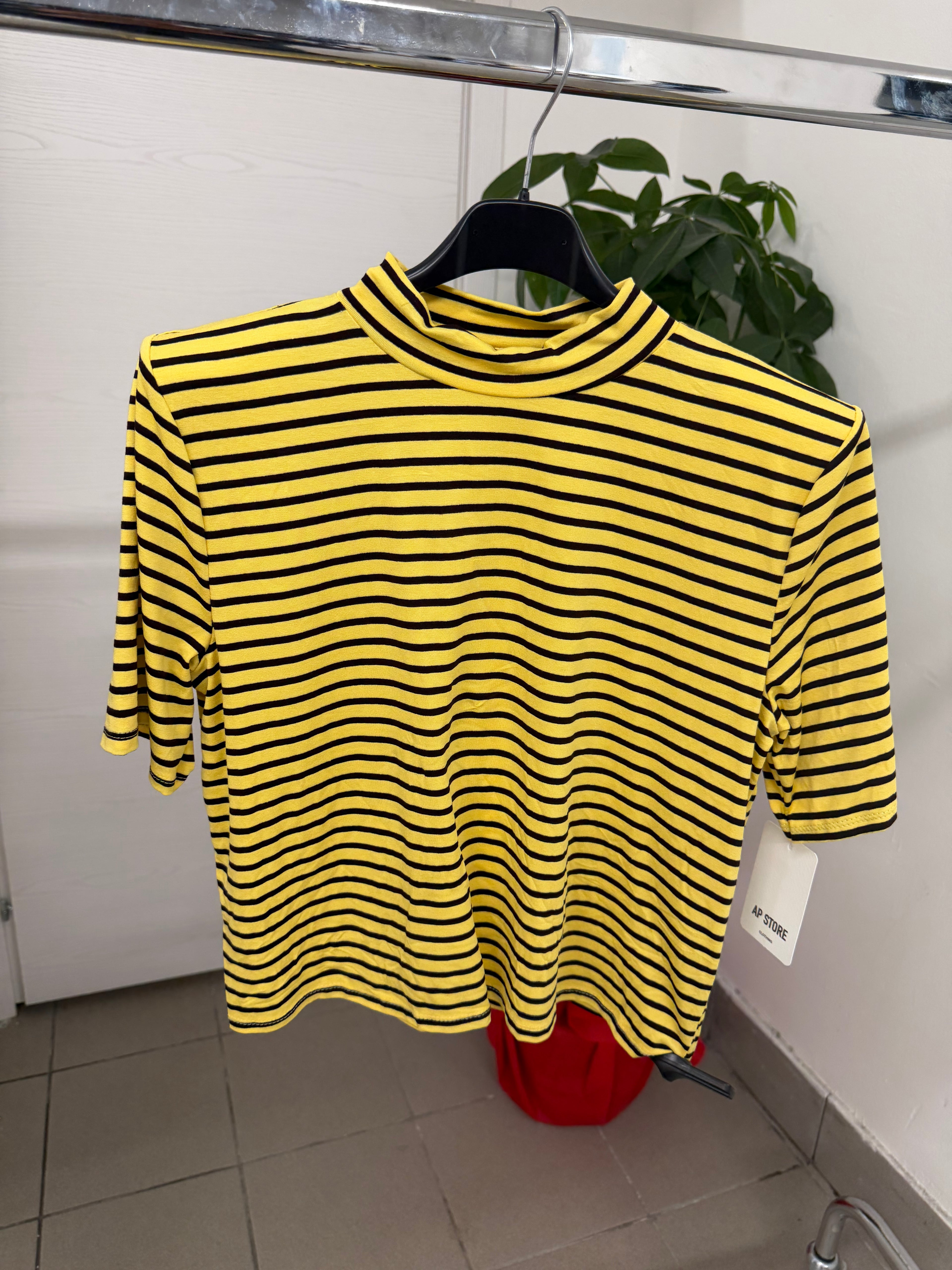 T-shirt a righe con spalline imbottite FGD MODA