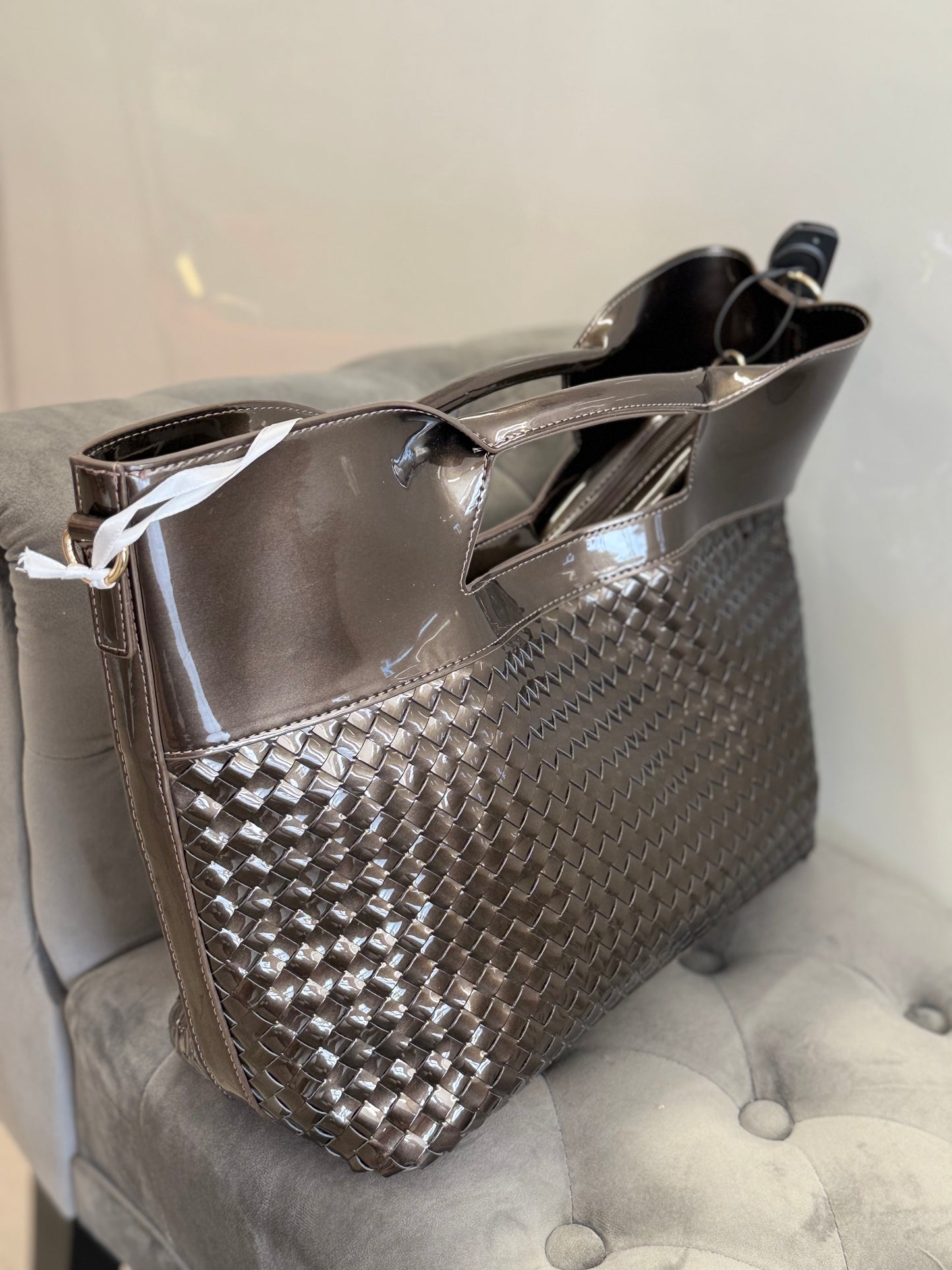 Borsa lucida con borsellino interno con tracolla