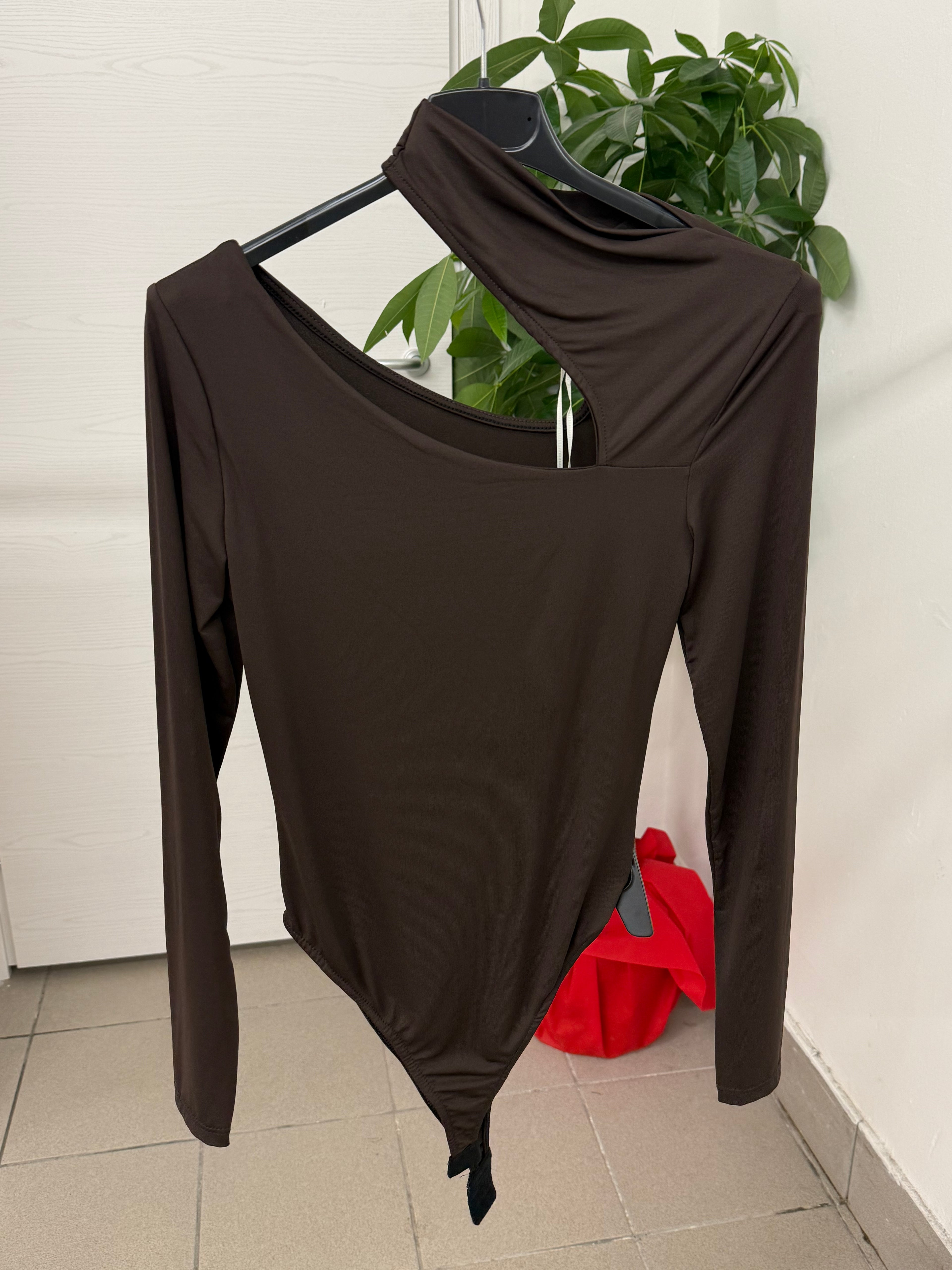Body in lycra con scollo tagliato