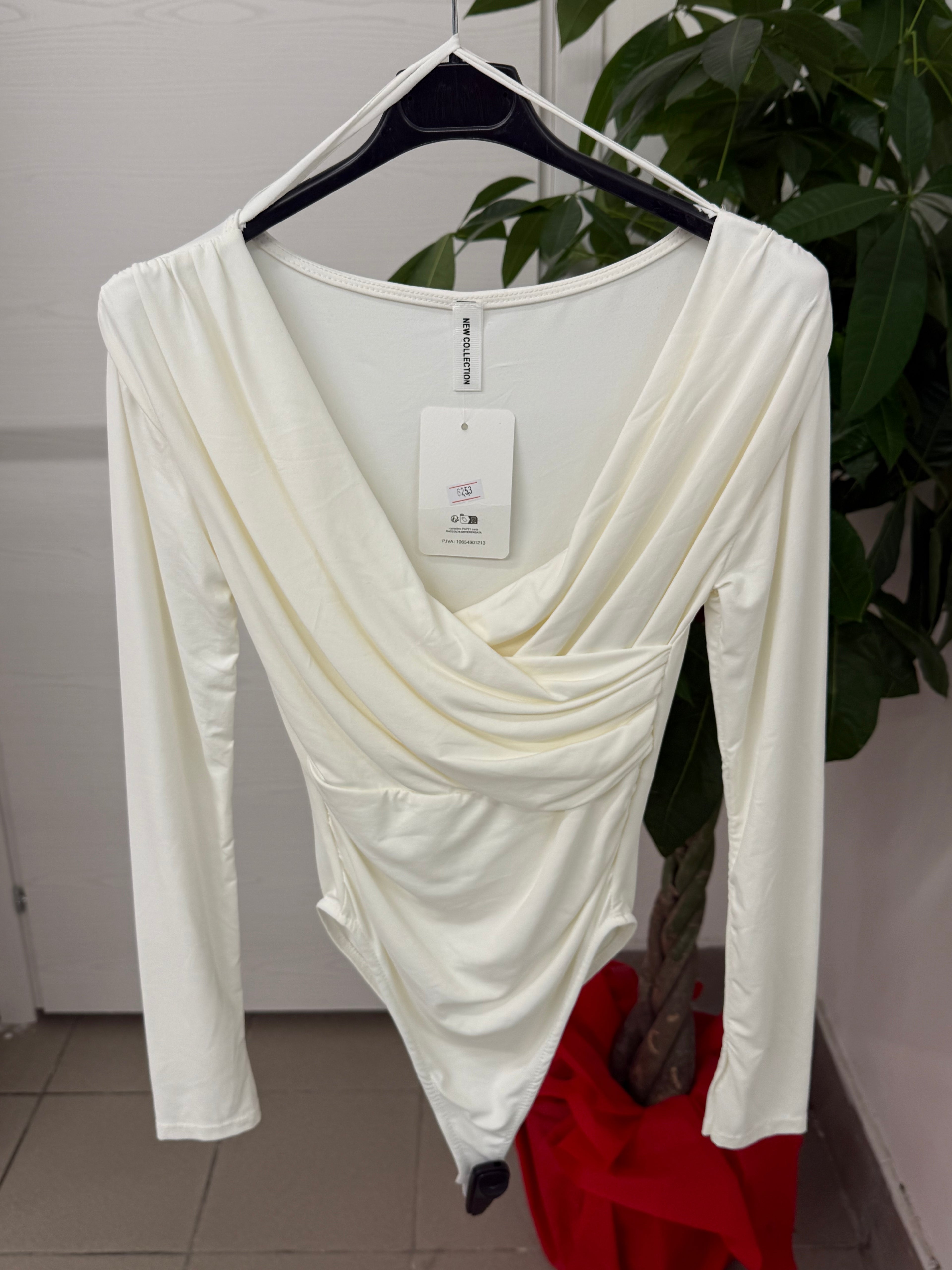 Body tinta unita scollo a V con balze con manicotto