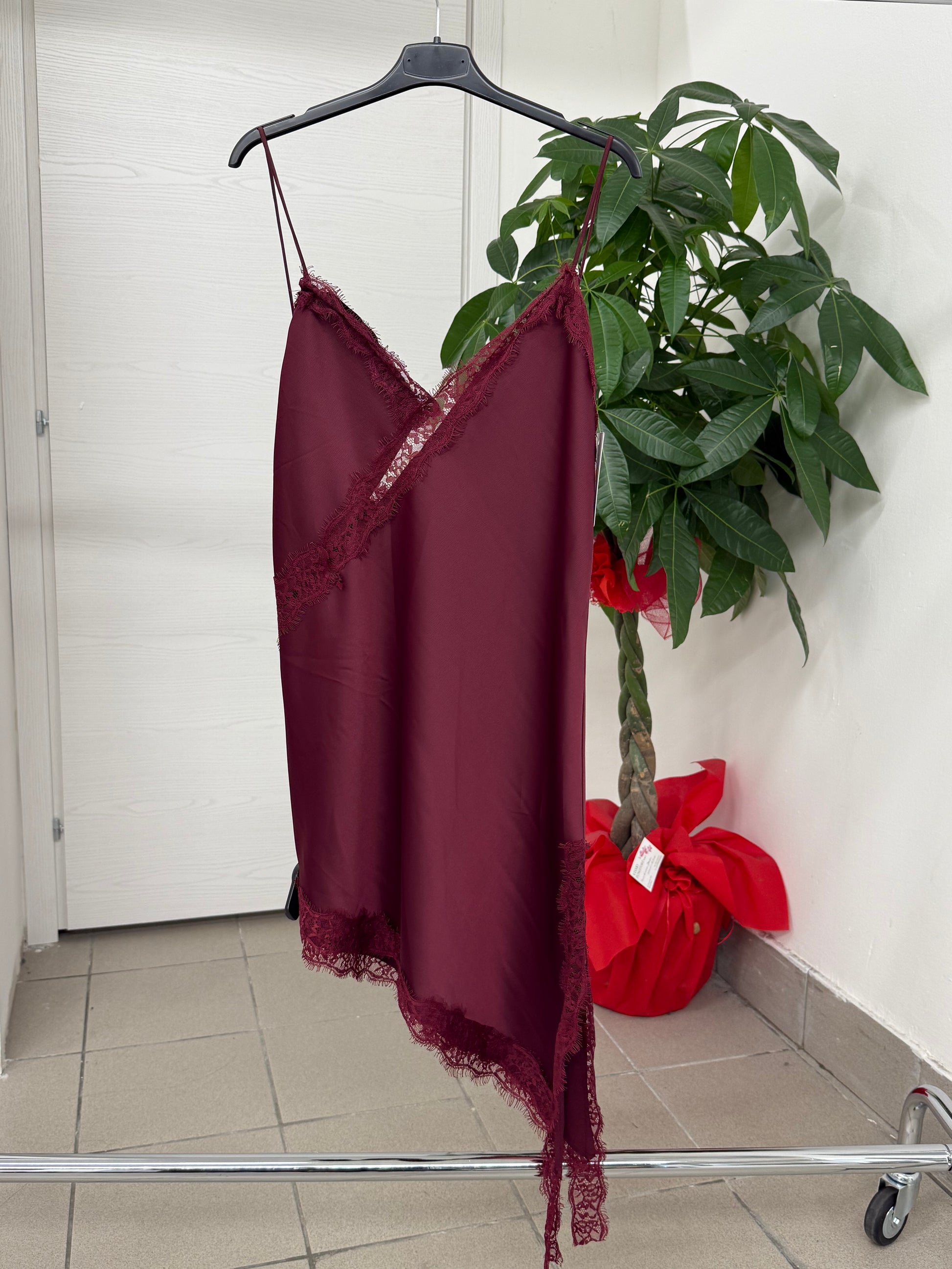 Abito corto asimmetrico con bordi in pizzo FGD MODA