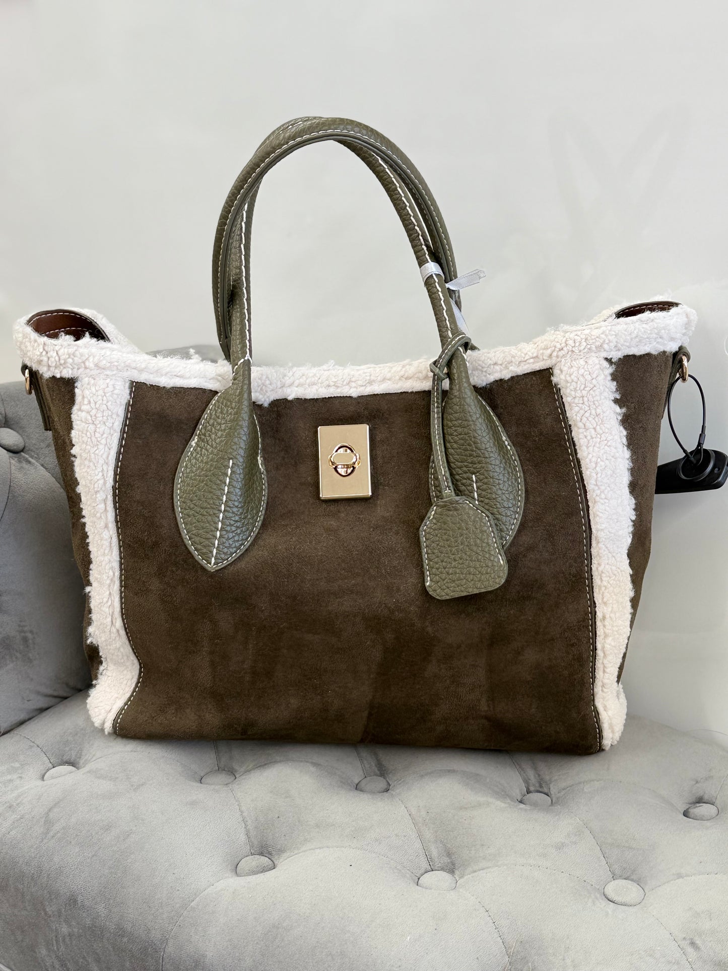 Borsa da spalla in camoscio con pelliccia con tracolla