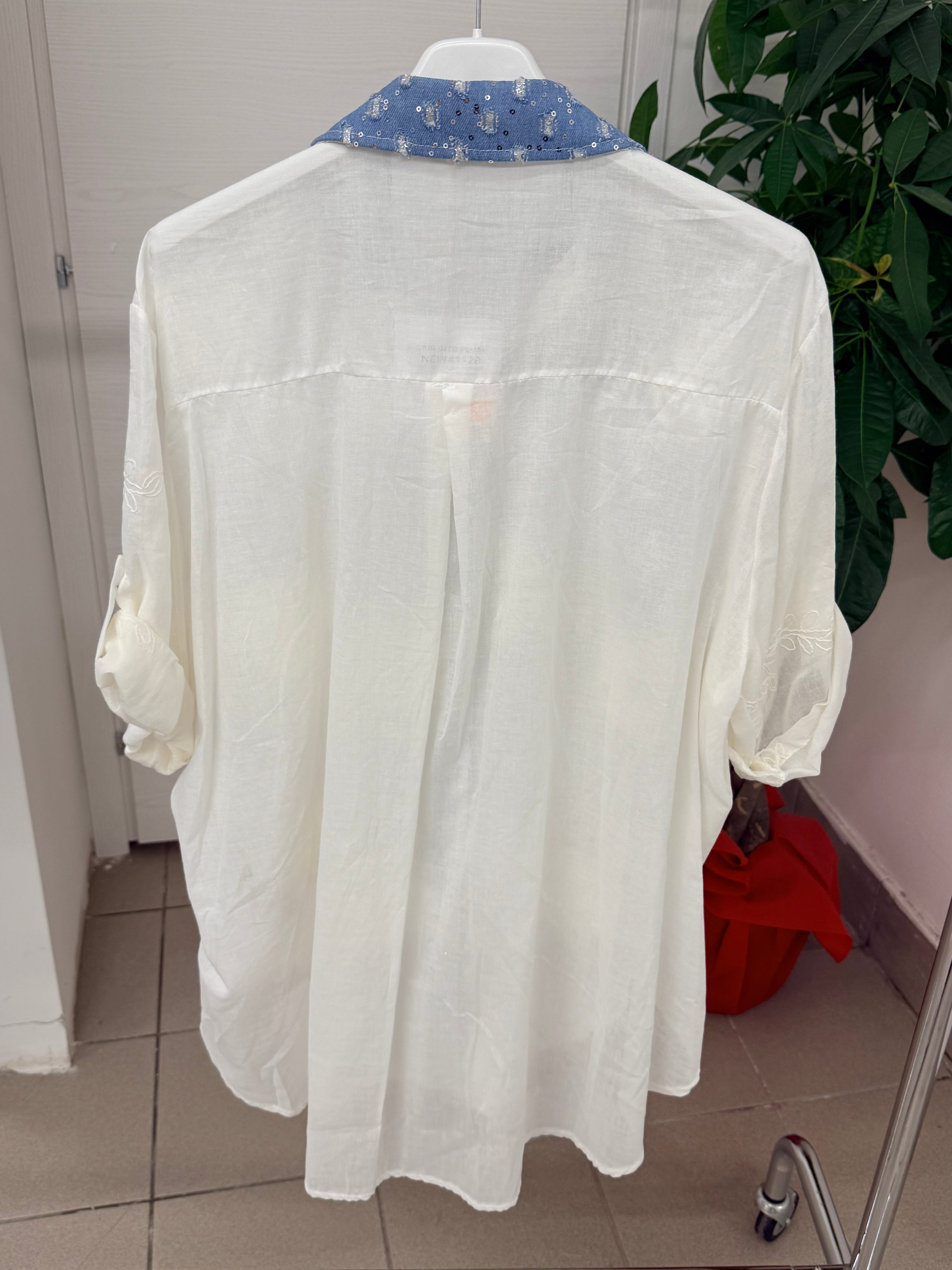 Camicia in cotone con ricami fiorati e paillettes su colletto e bottoni FGD MODA