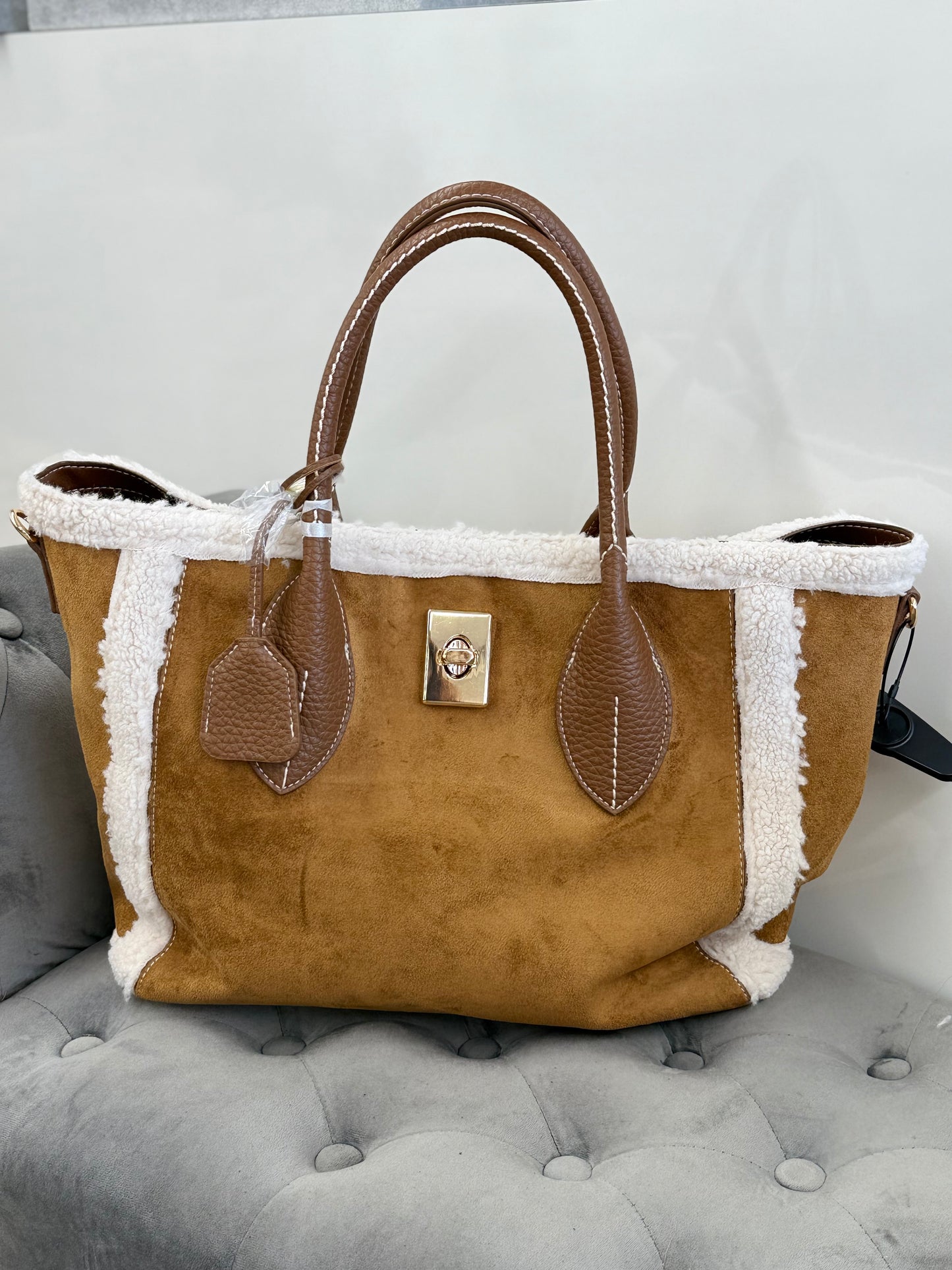 Borsa da spalla in camoscio con pelliccia con tracolla