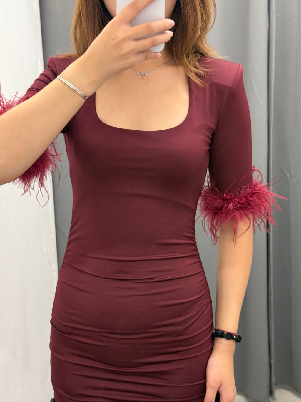 Abito Corto Con Maniche Con Piume E Arricciatura Laterale FGD MODA