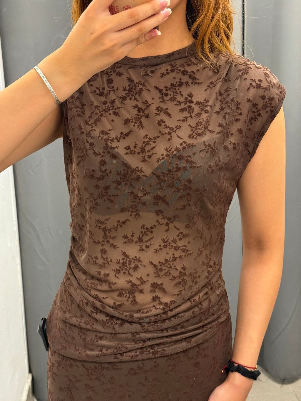 Top Semitrasparente Con Stampe Fiorate In Velluto Con Arricciatura Laterale FGD MODA