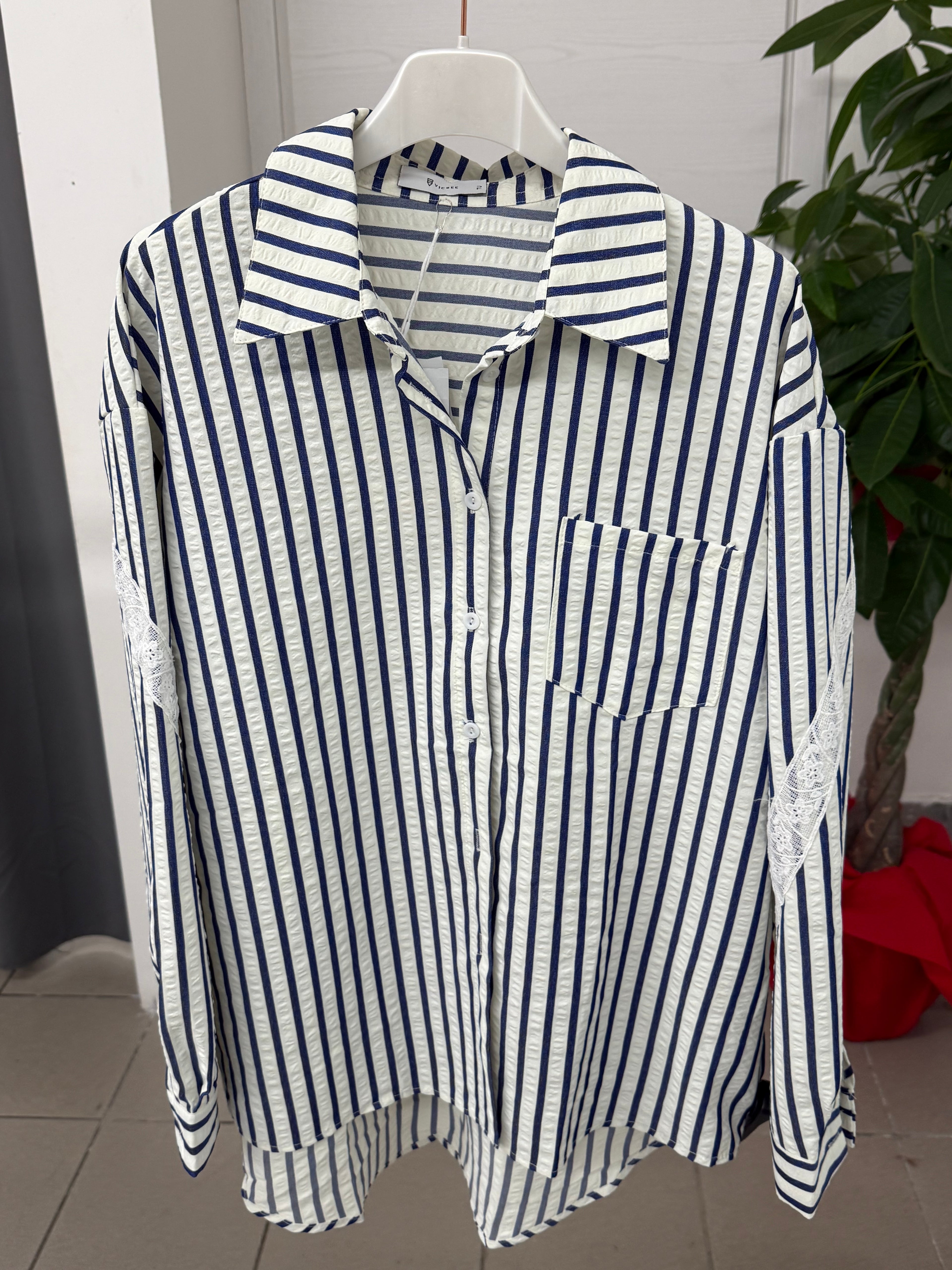 Camicia a righe in cotone con striscia in pizzo e scritta sul retro