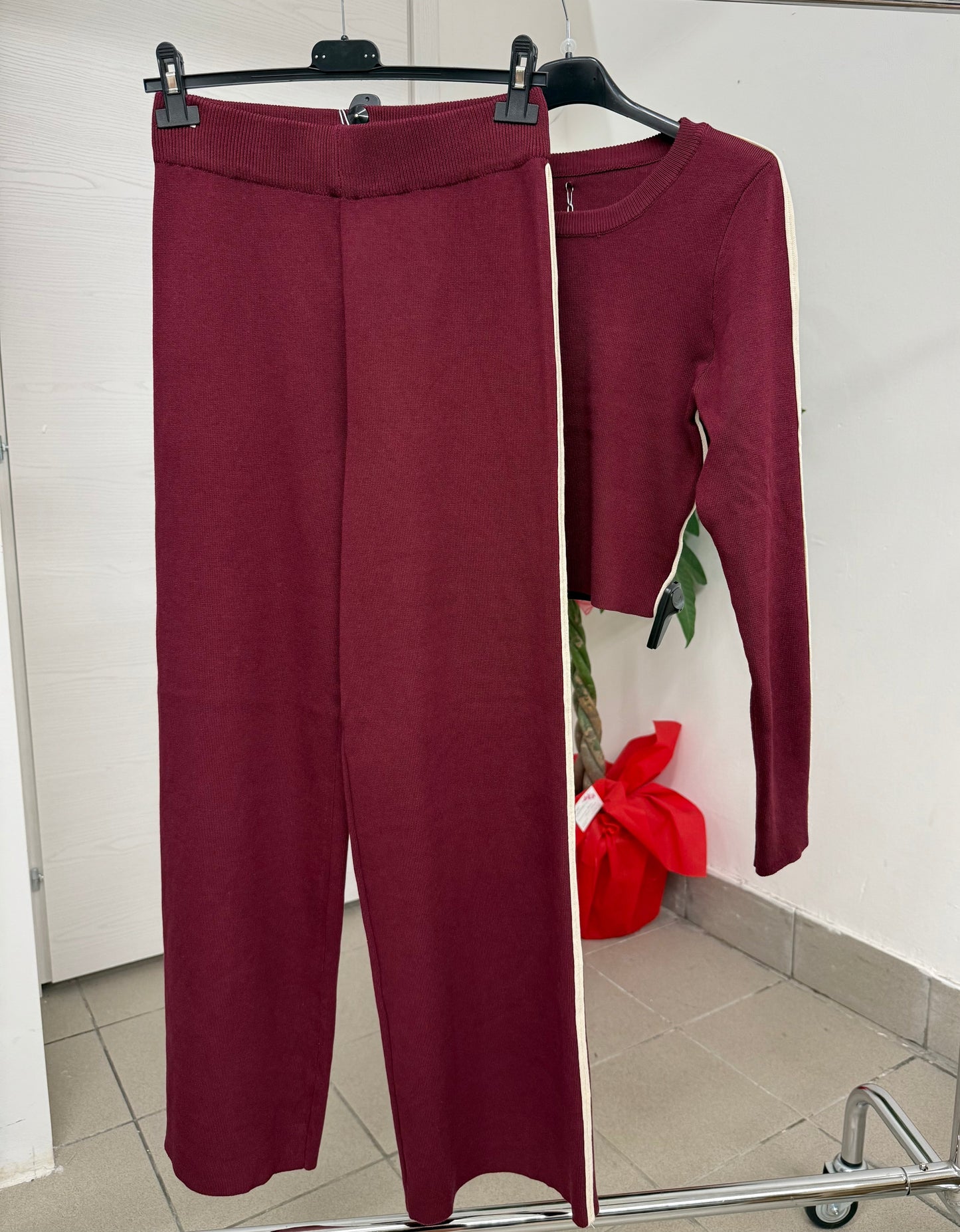 Set coordinato in maglia top manica lunga e pantaloni a palazzo con striscia laterale FGD MODA
