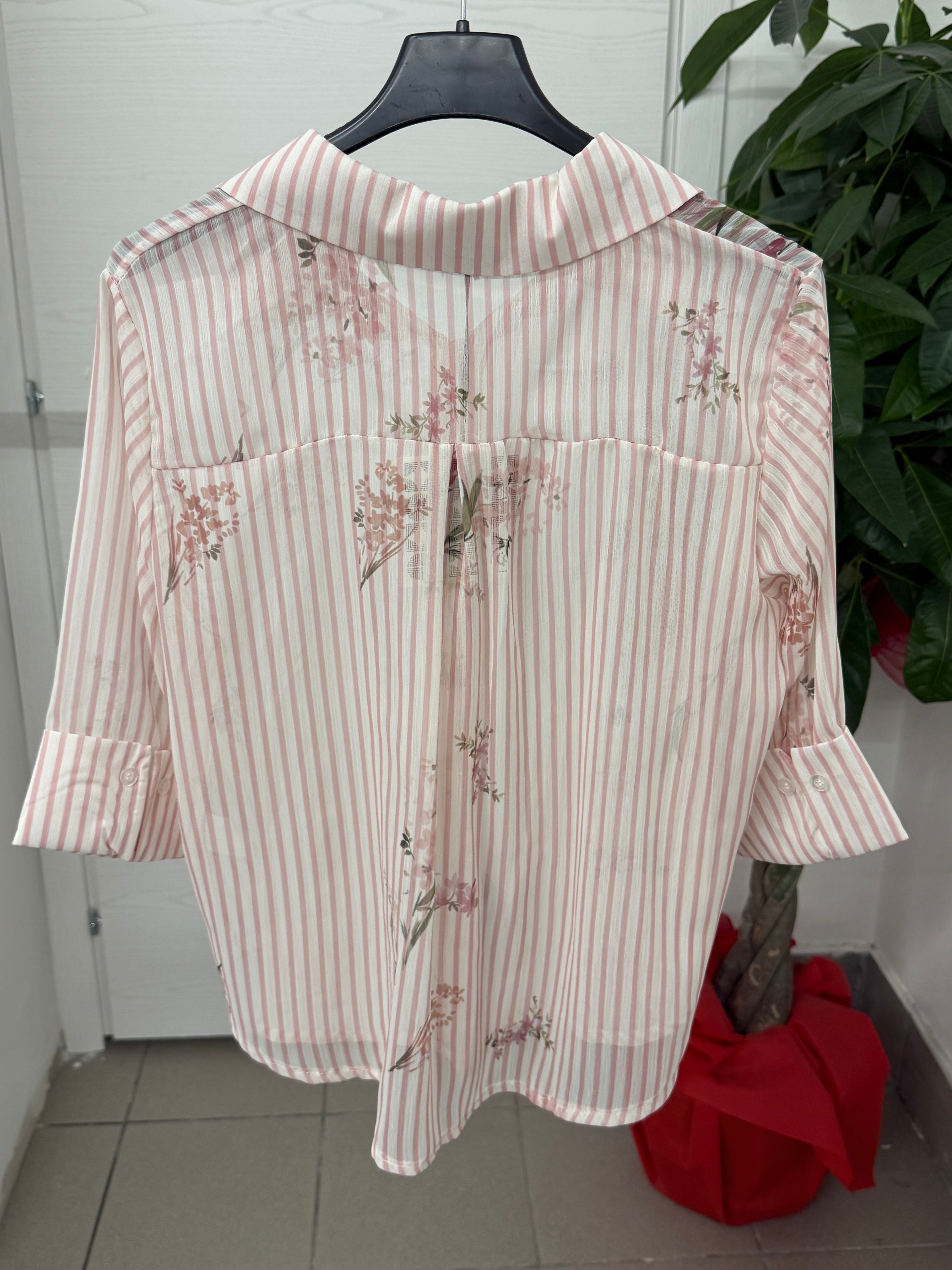 Camicia a righe semitrasparente con stampe fiorate FGD MODA