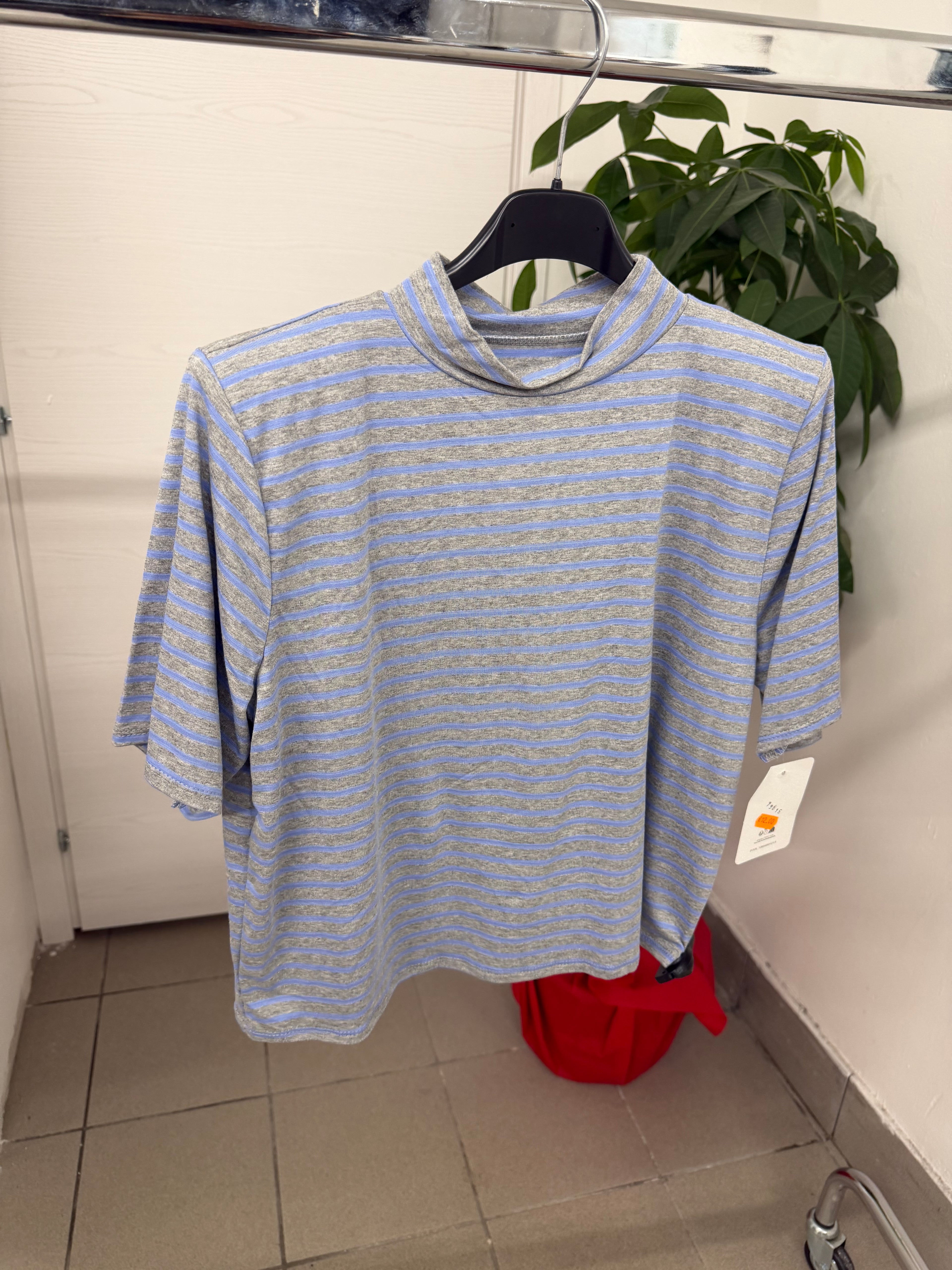 T-shirt a righe con spalline imbottite FGD MODA