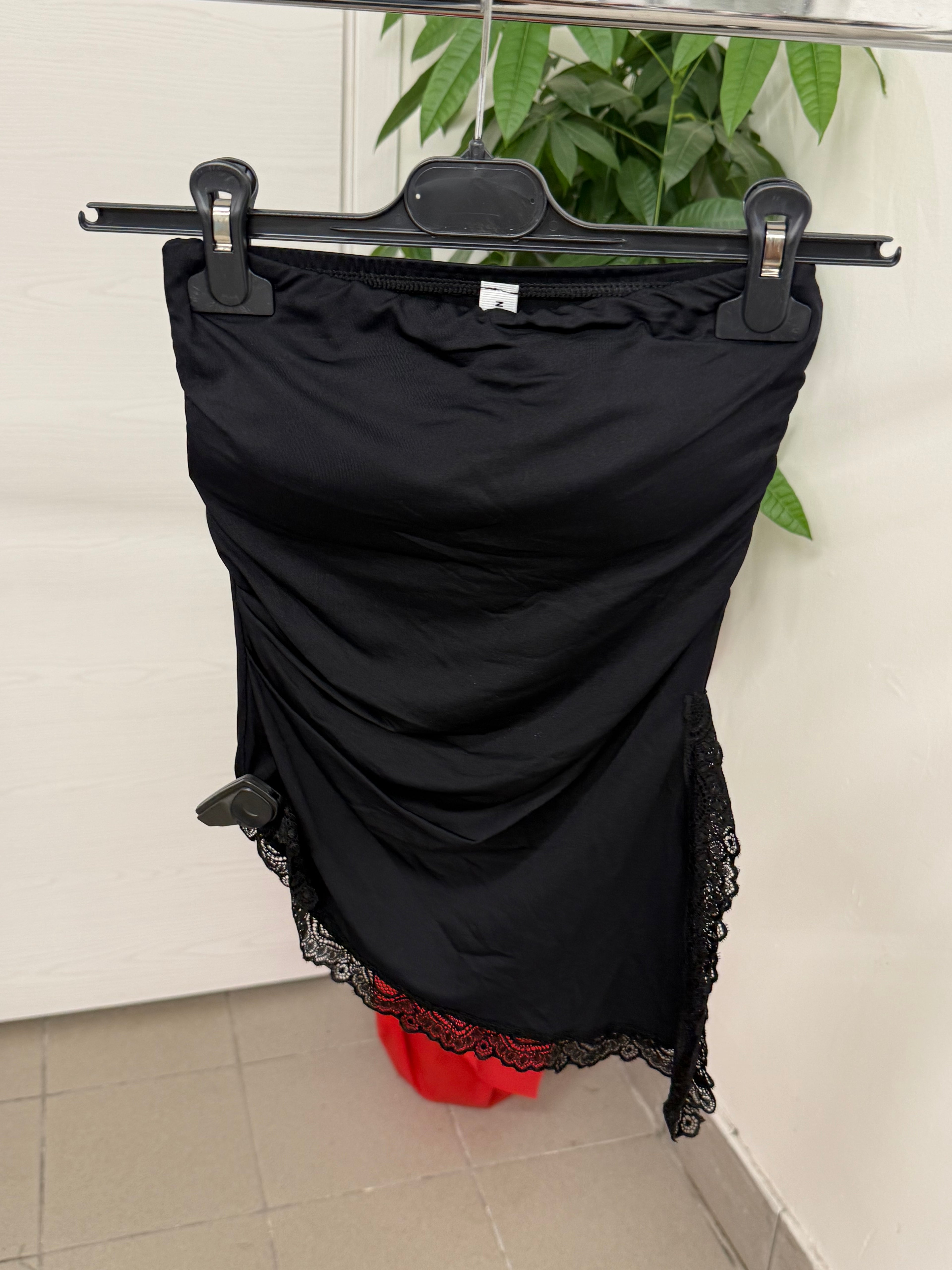 Top a fascia arricciato con taglio obliquo in pizzo FGD MODA