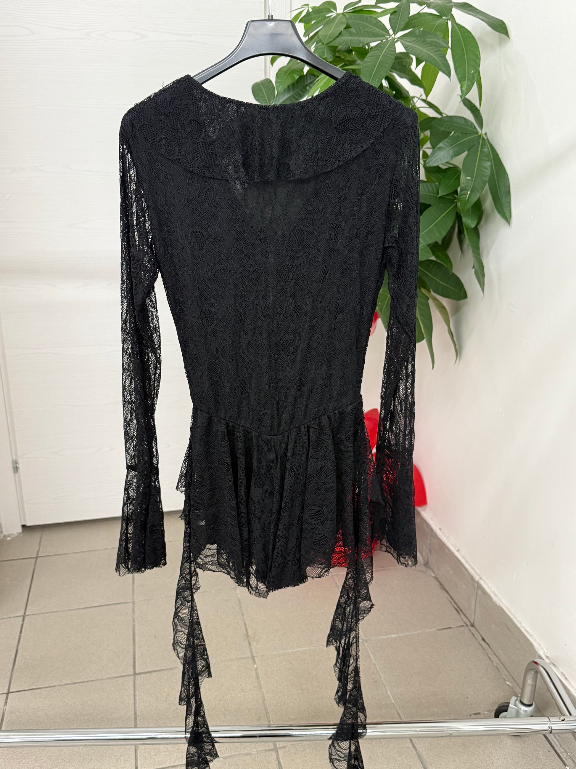 Abito body corto a maniche lunghe in pizzo con rouches FGD MODA