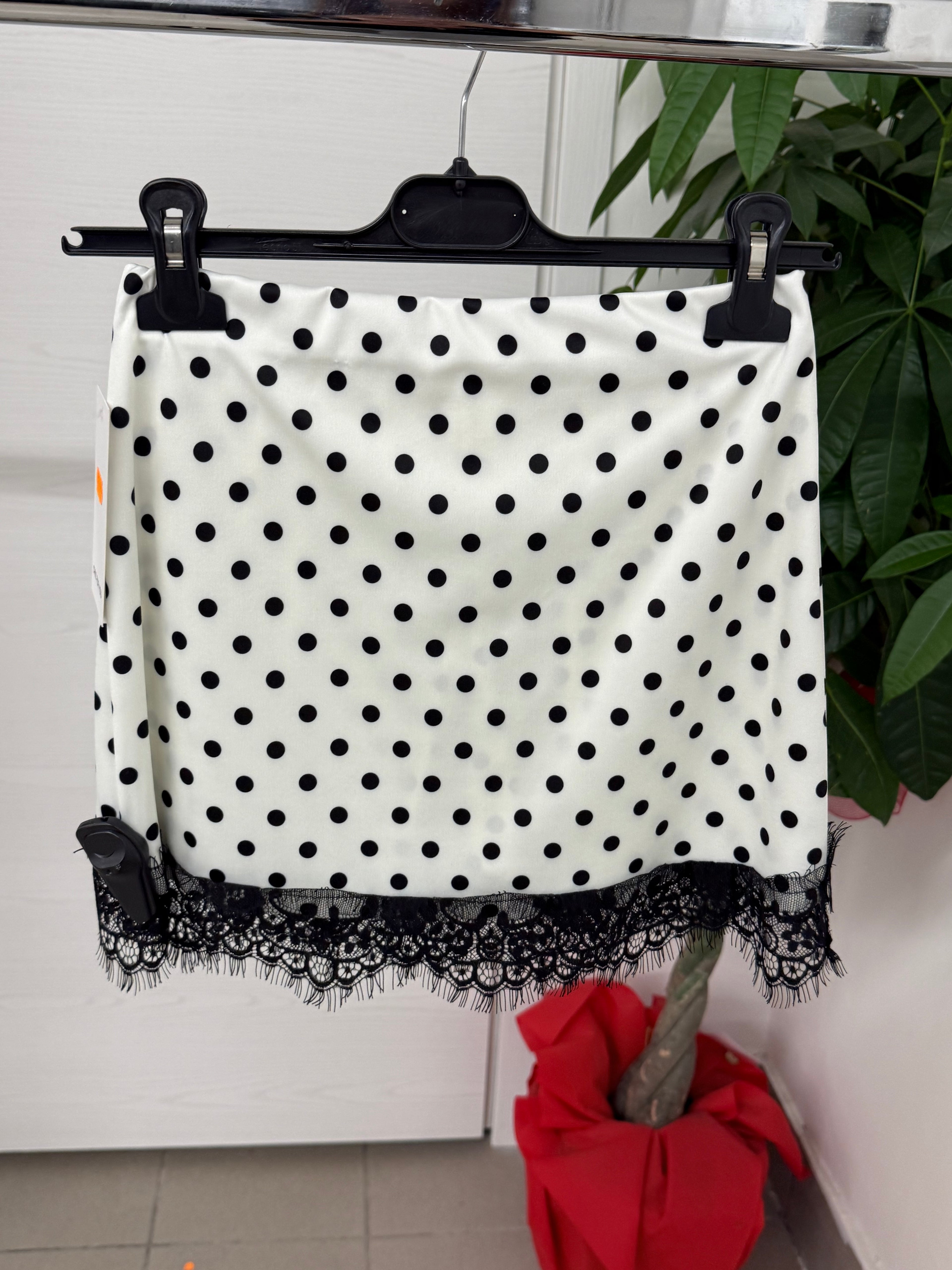 Gonna mini a pois con bordo in pizzo FGD MODA