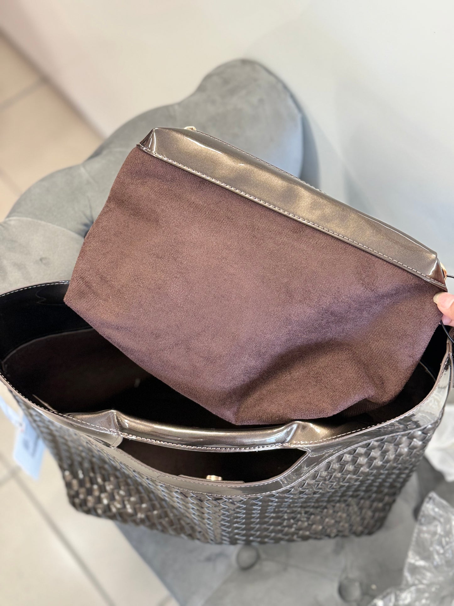 Borsa lucida con borsellino interno con tracolla
