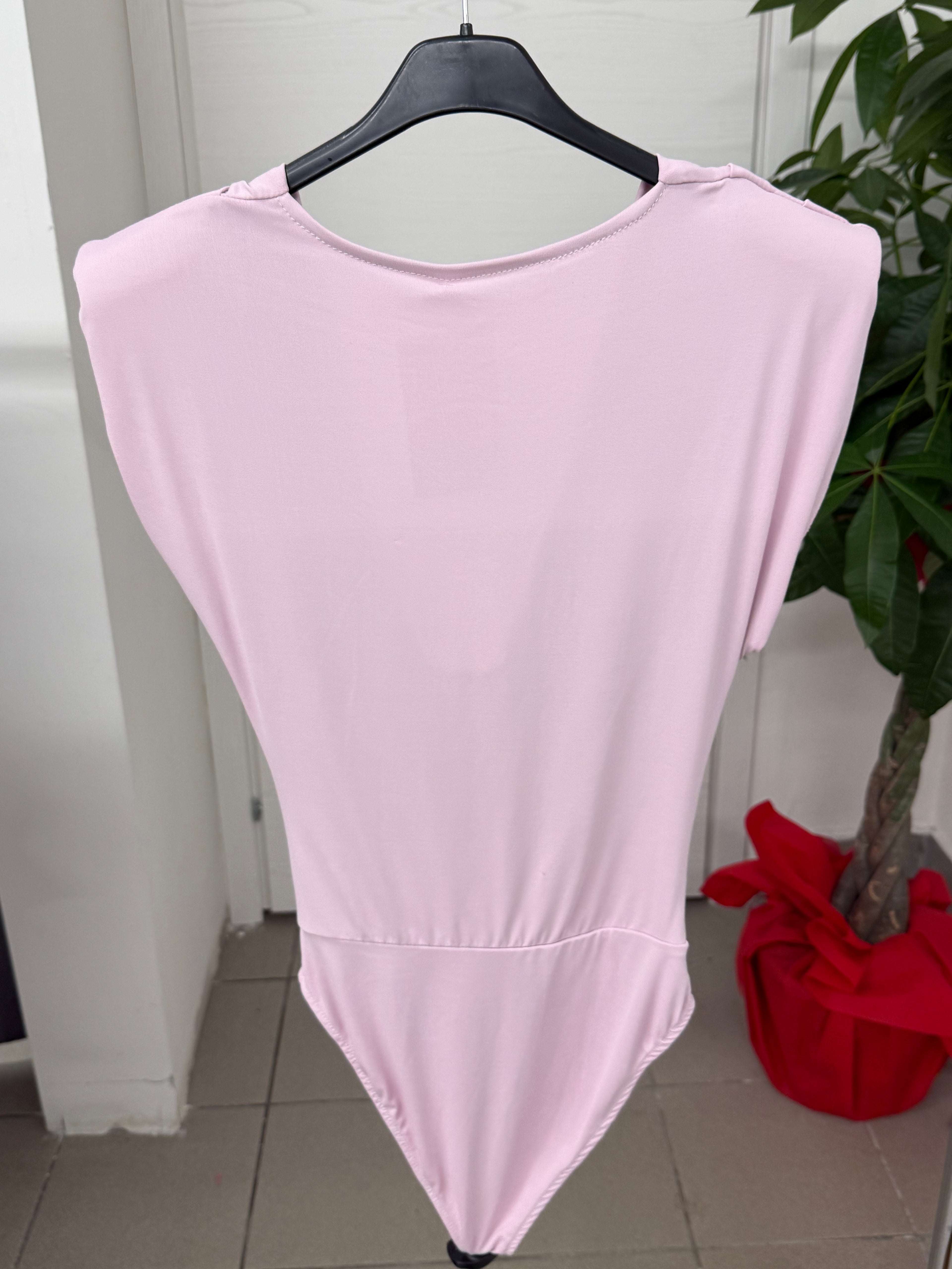 Body Smanicato con Scollo a Balze e Spalle Imbottite