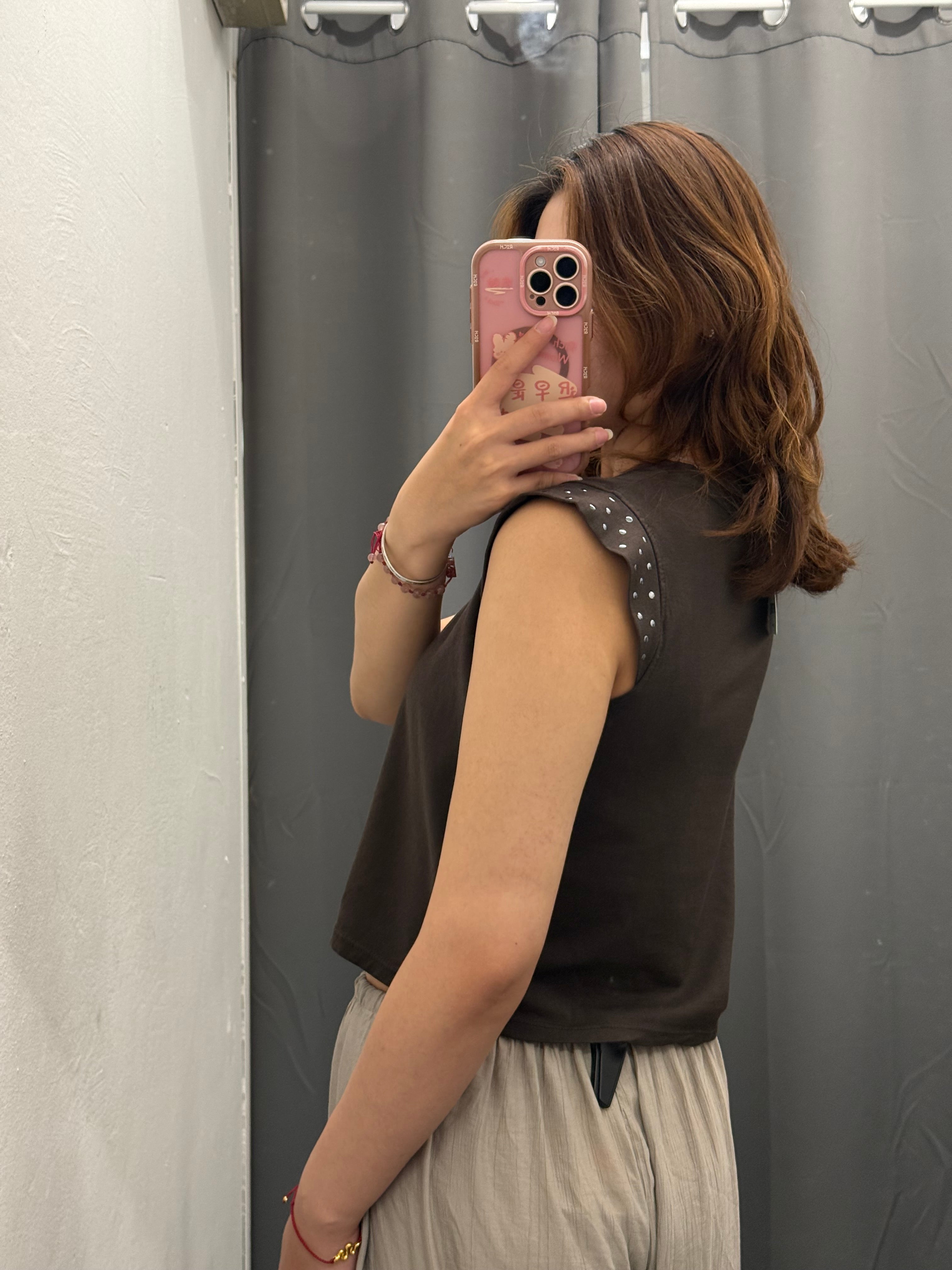 Maglietta smanicata con borchie sulle spalle FGD MODA
