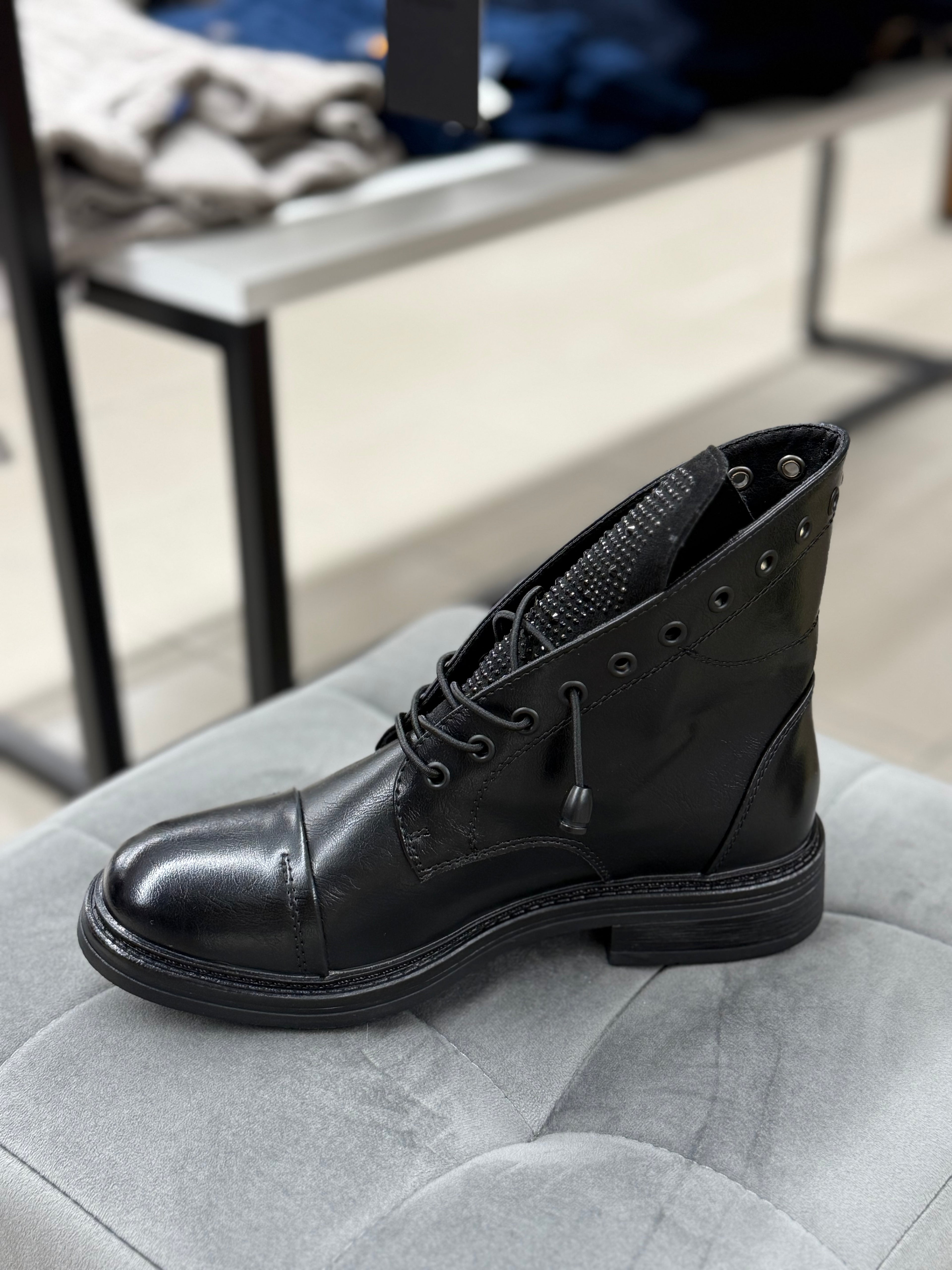 Anfibi in ecopelle con lacci elasticizzati e brillantini FGD MODA