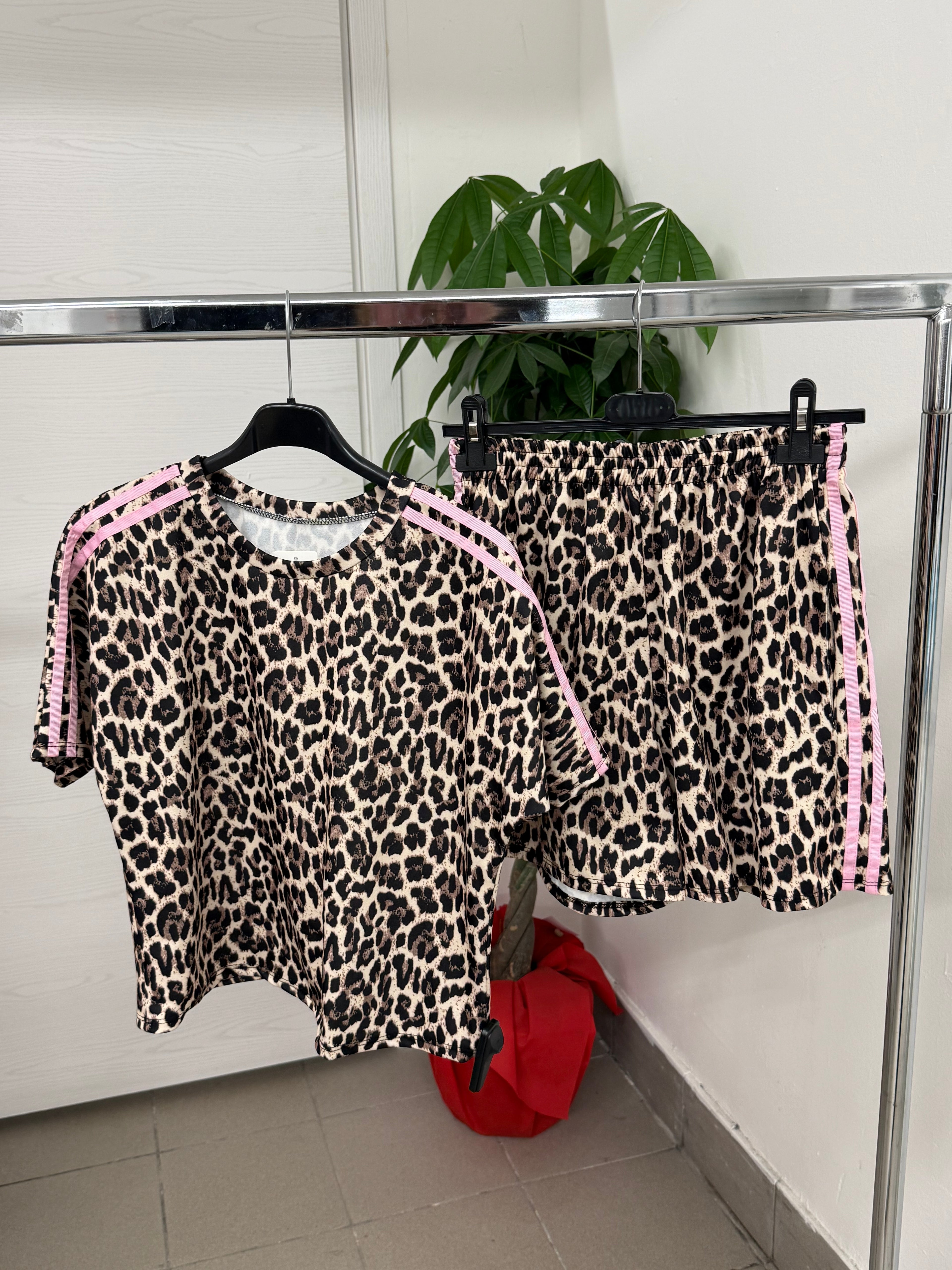 Set coordinato Maglietta e Pantaloncini leopardato con strisce laterali FGD MODA
