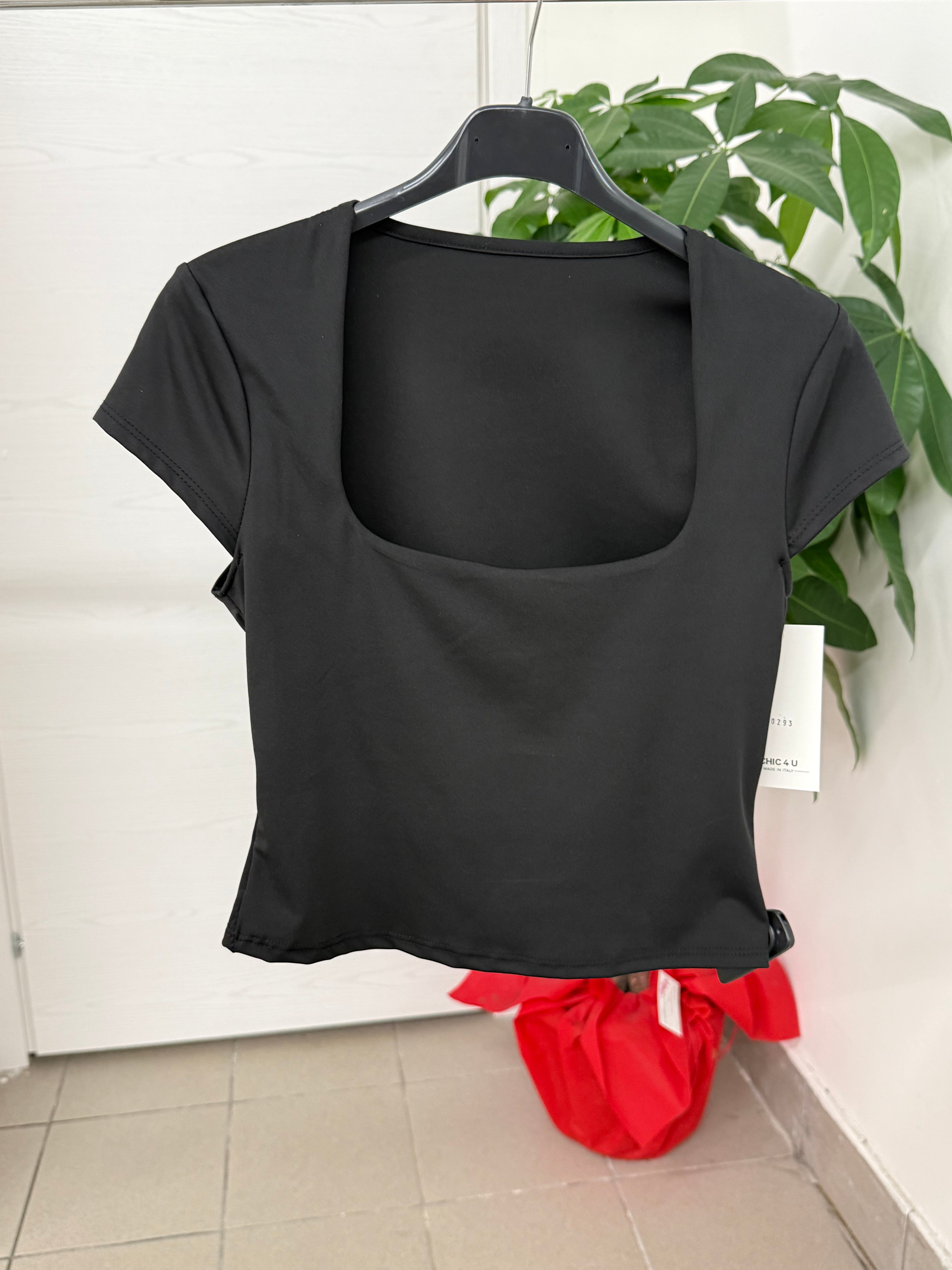 Top crop in lycra a maniche corte con scollo squadrato FGD MODA