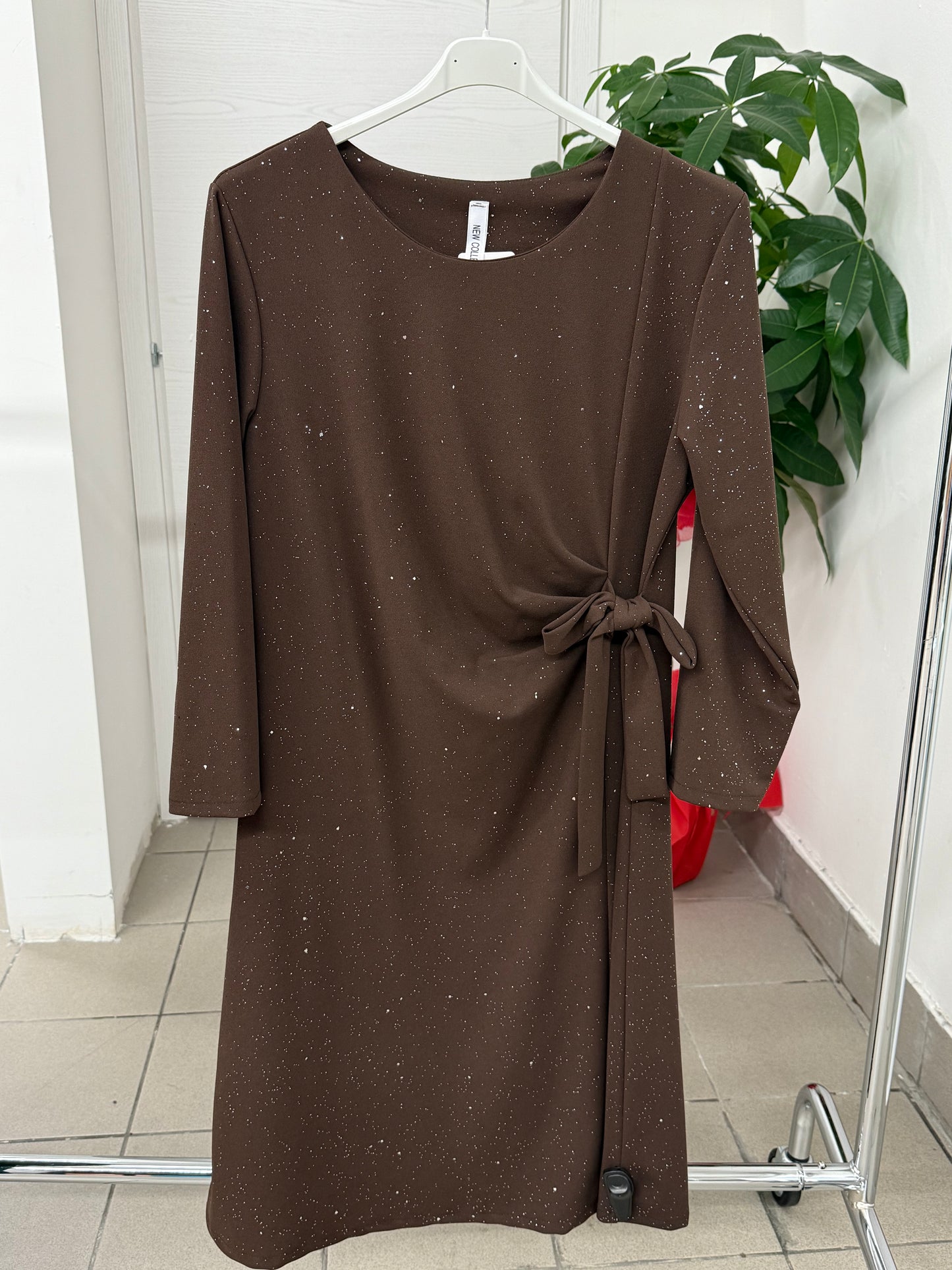 Abito lungo brillantinato con fiocco laterale