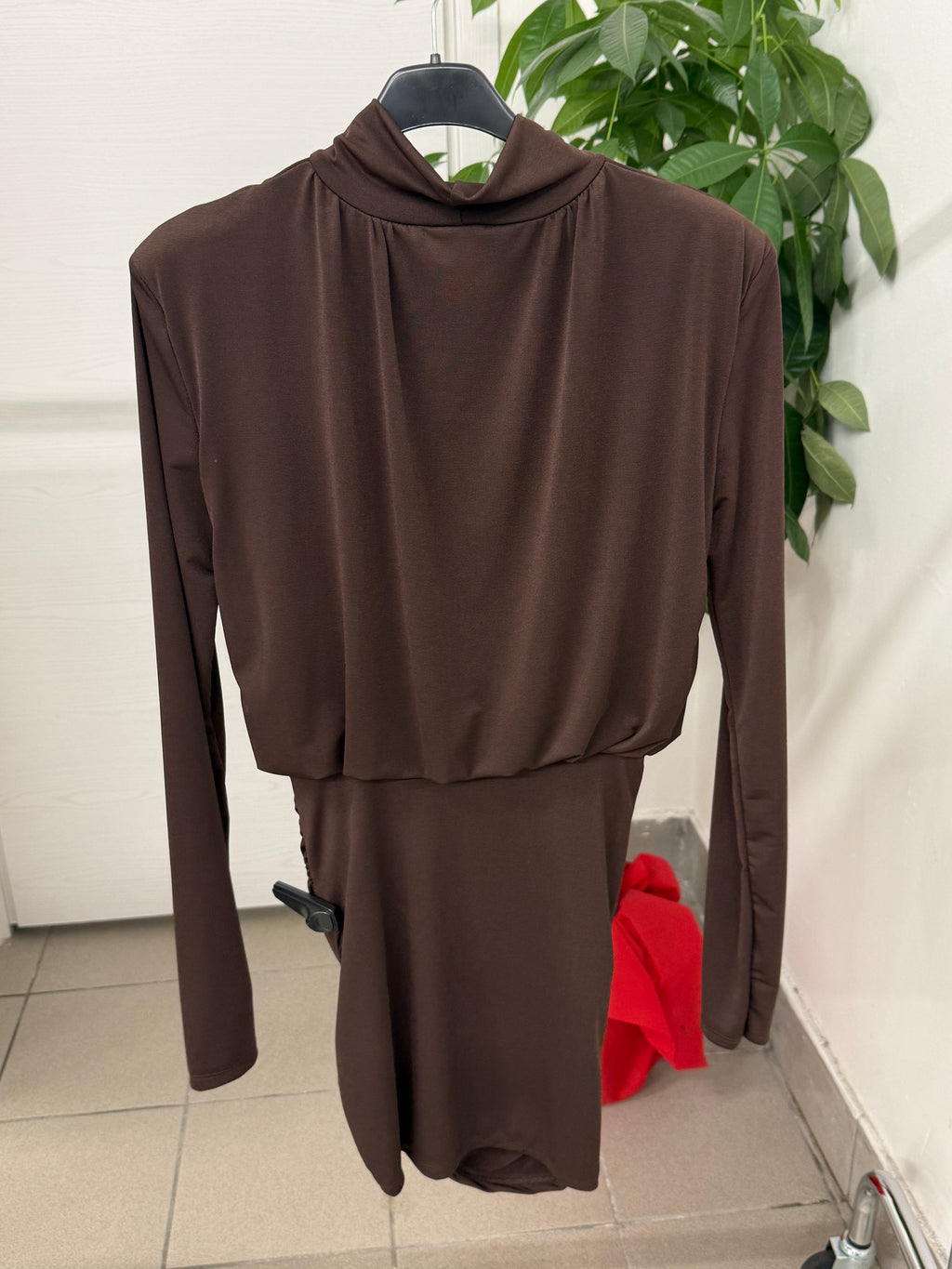 Abito corto a maniche lunghe arricciato con spalline imbottite