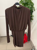 Abito corto a maniche lunghe arricciato con spalline imbottite