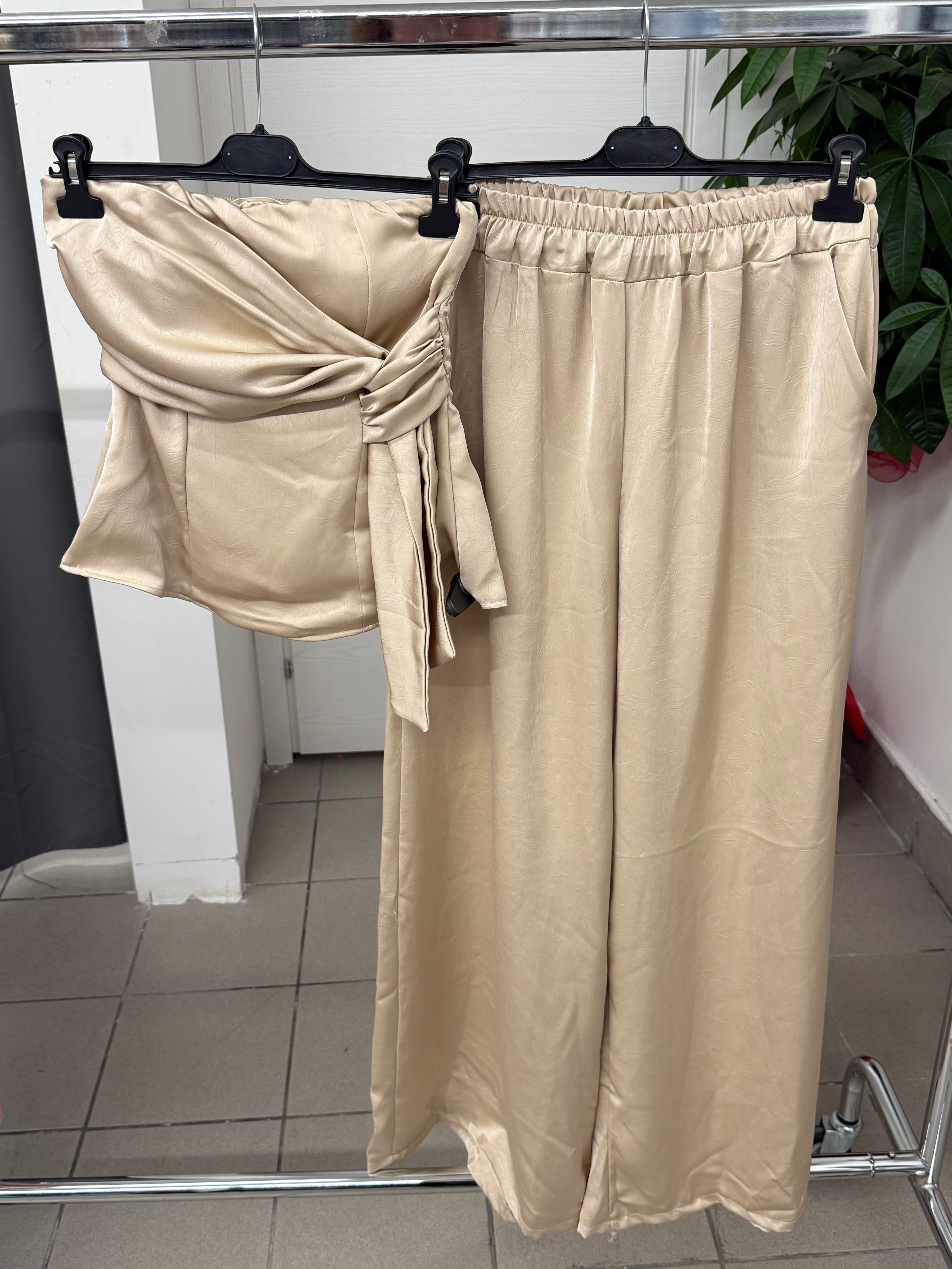 Set coordinato effetto raso Top a fascia e Pantaloni a palazzo FGD MODA
