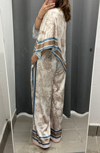 Set Coordinato Effetto Raso Mantellina e Pantaloni a Palazzo a Fantasia FGD MODA