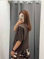 T-Shirt Crop Over Fit Con Spalle Imbottite Con Fantasia JUST WEST FGD MODA