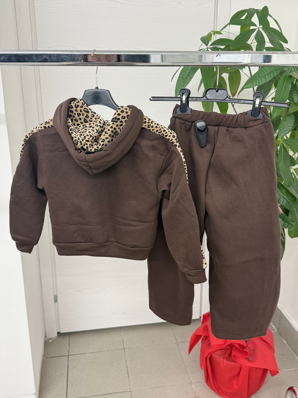 Set Coordinato Felpato Felpa E Pantaloni Balloon Con Strisce Laterali Leopardate FGD MODA