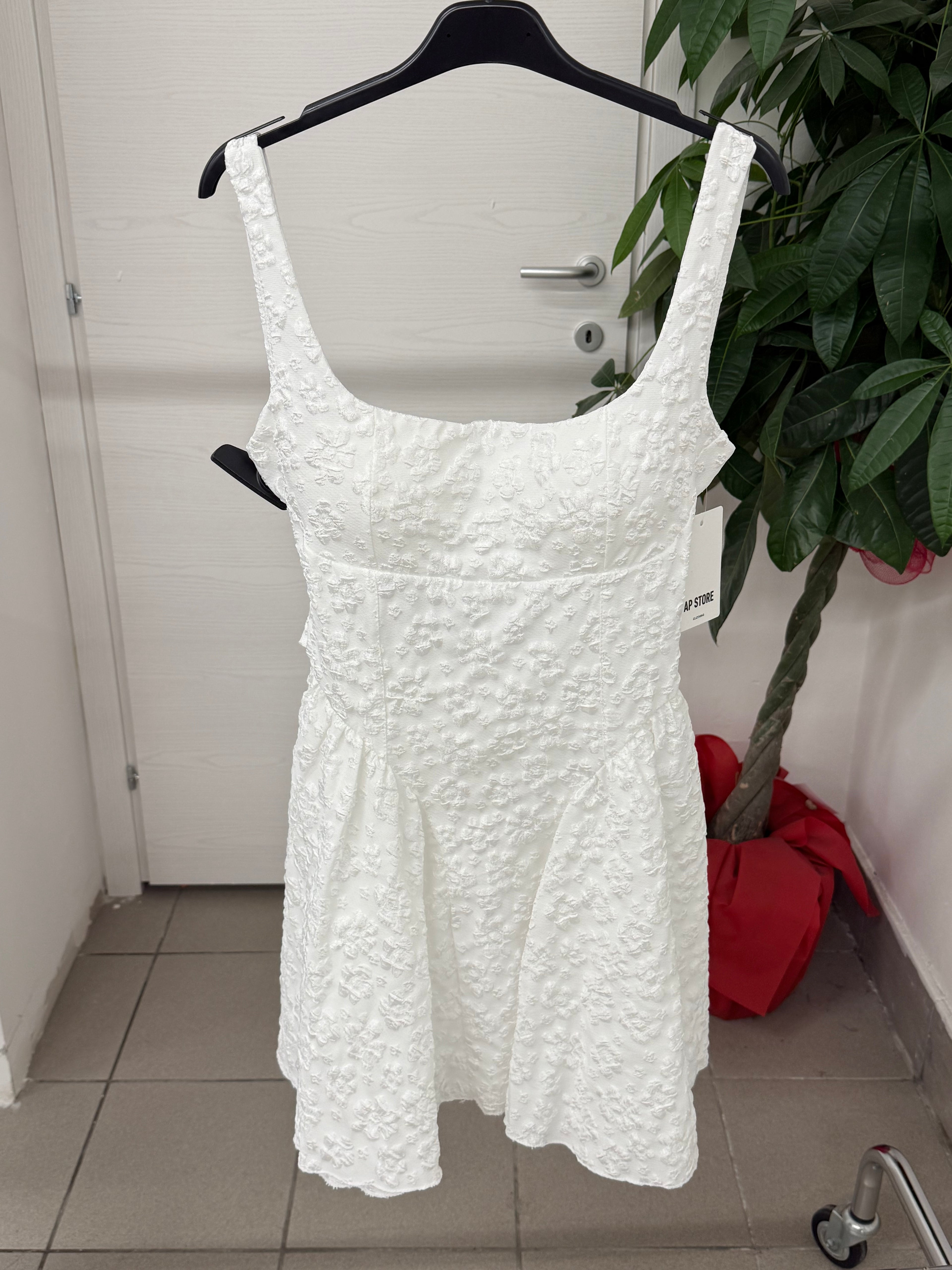 Abito Corto con Ricami Fiorati con Fiocco sul Retro FGD MODA